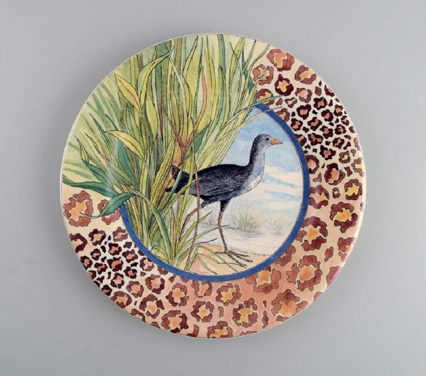 Gien, France. Deux assiettes en porcelaine de Savane avec des oiseaux exotiques peints à la main. 
Fin du 20e siècle.
Diamètre : 22 cm.
En parfait état.
Estampillé.