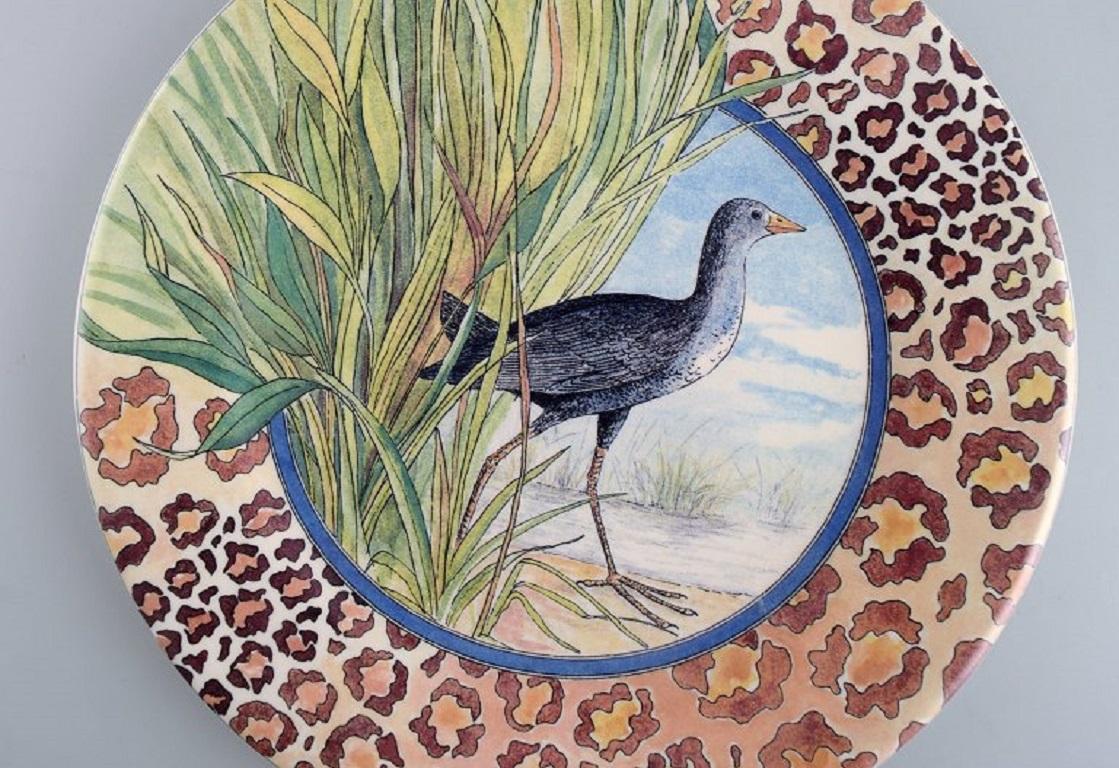 Français Deux assiettes en porcelaine Savane avec oiseaux exotiques peints à la main, Gien, France en vente