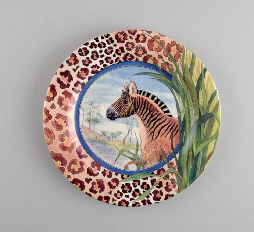 Gien, France. Two Savane porcelain plates with hand-painted zebras. 
Late 20th century.
Diameter: 15 cm.
In execllent condition.
Stamped.