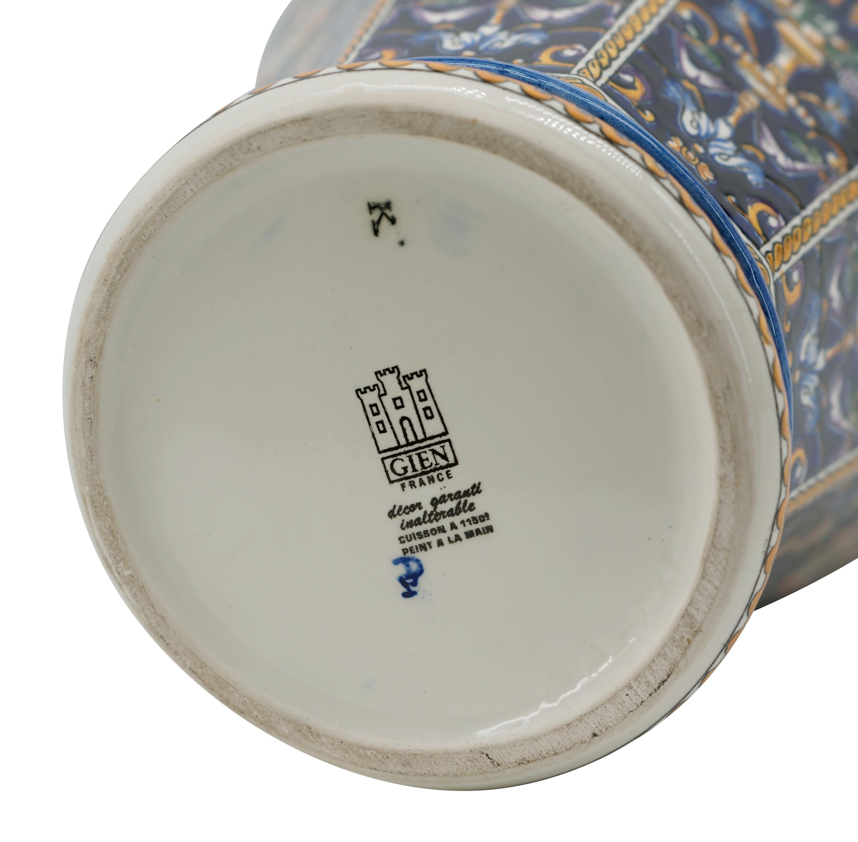 Rinascimento Gien Vaso a balaustro francese con decorazione in maiolica rinascimentale in vendita