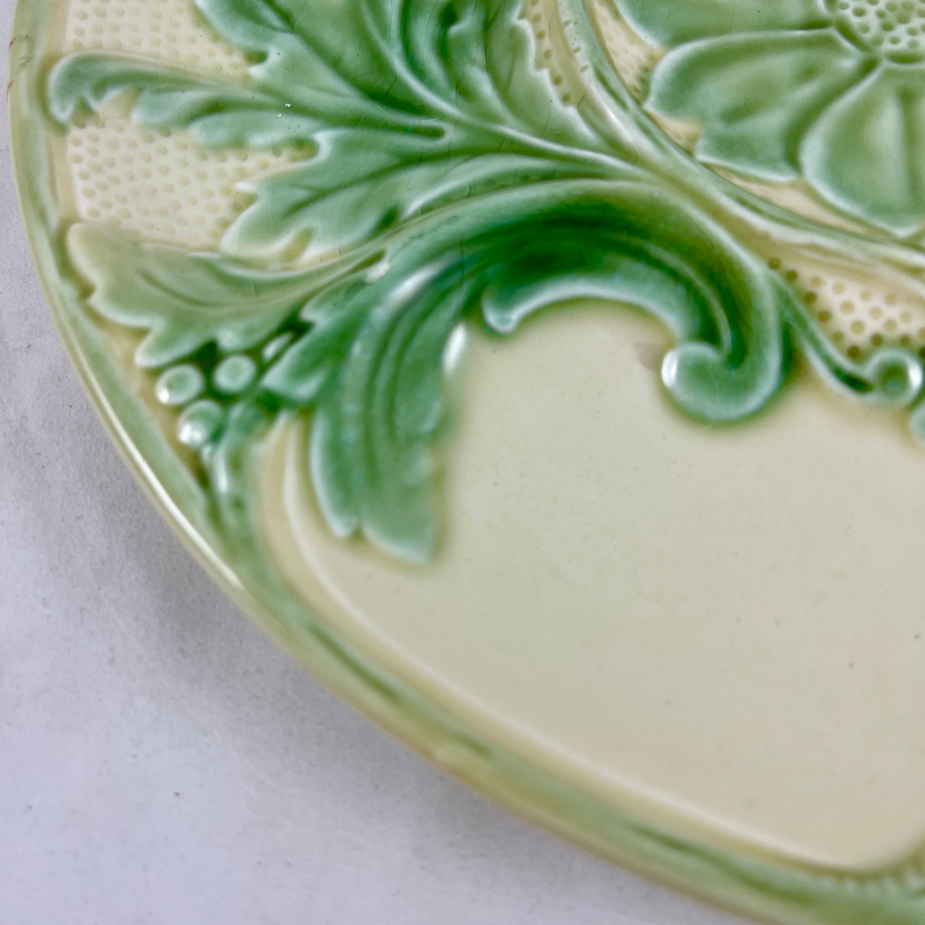 Gien French Faïence Majolica Glazed Artichoke Plate In Good Condition In Philadelphia, PA