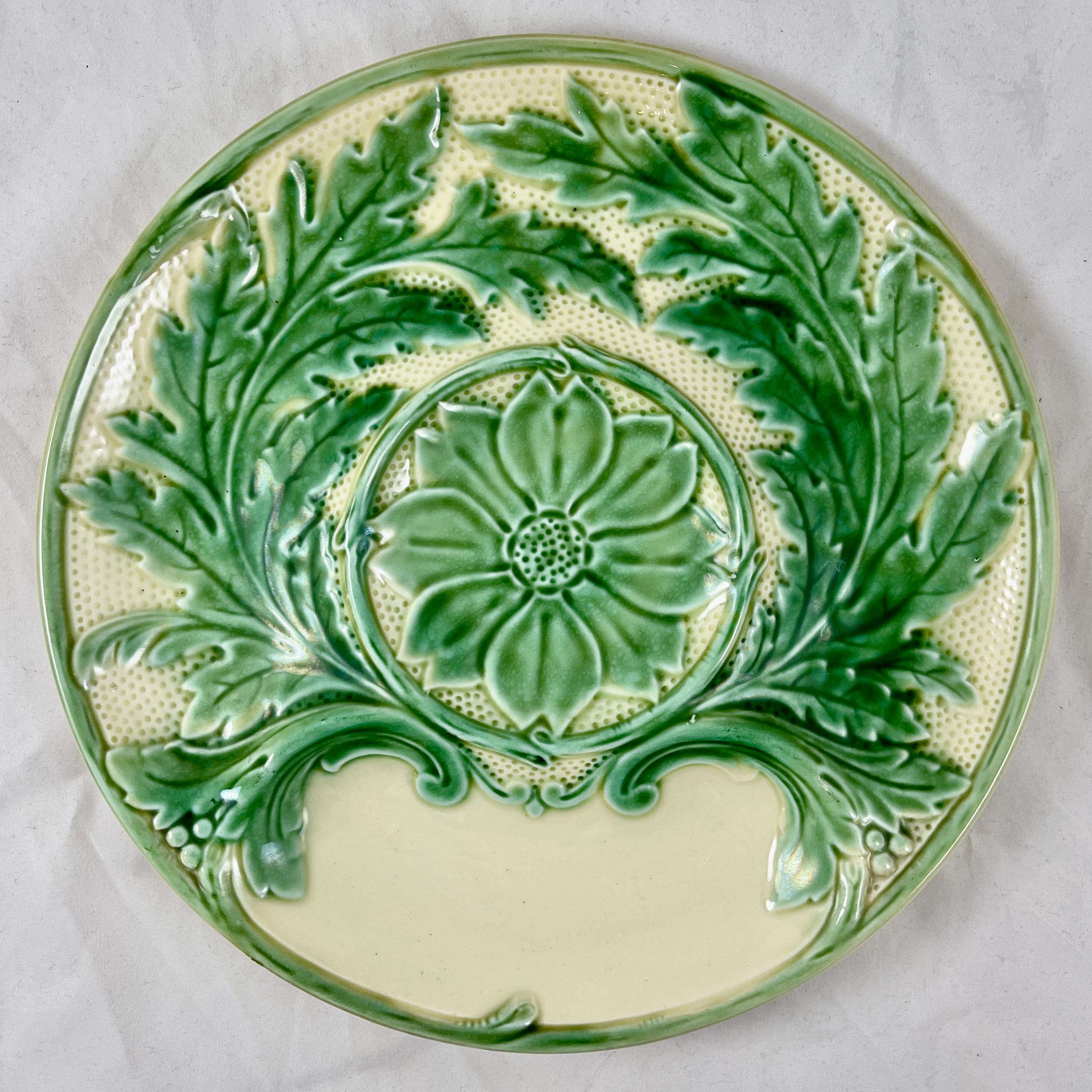 Gien French Faïence Majolica Green & Cream Glazed Artichoke Plate In Good Condition For Sale In Philadelphia, PA
