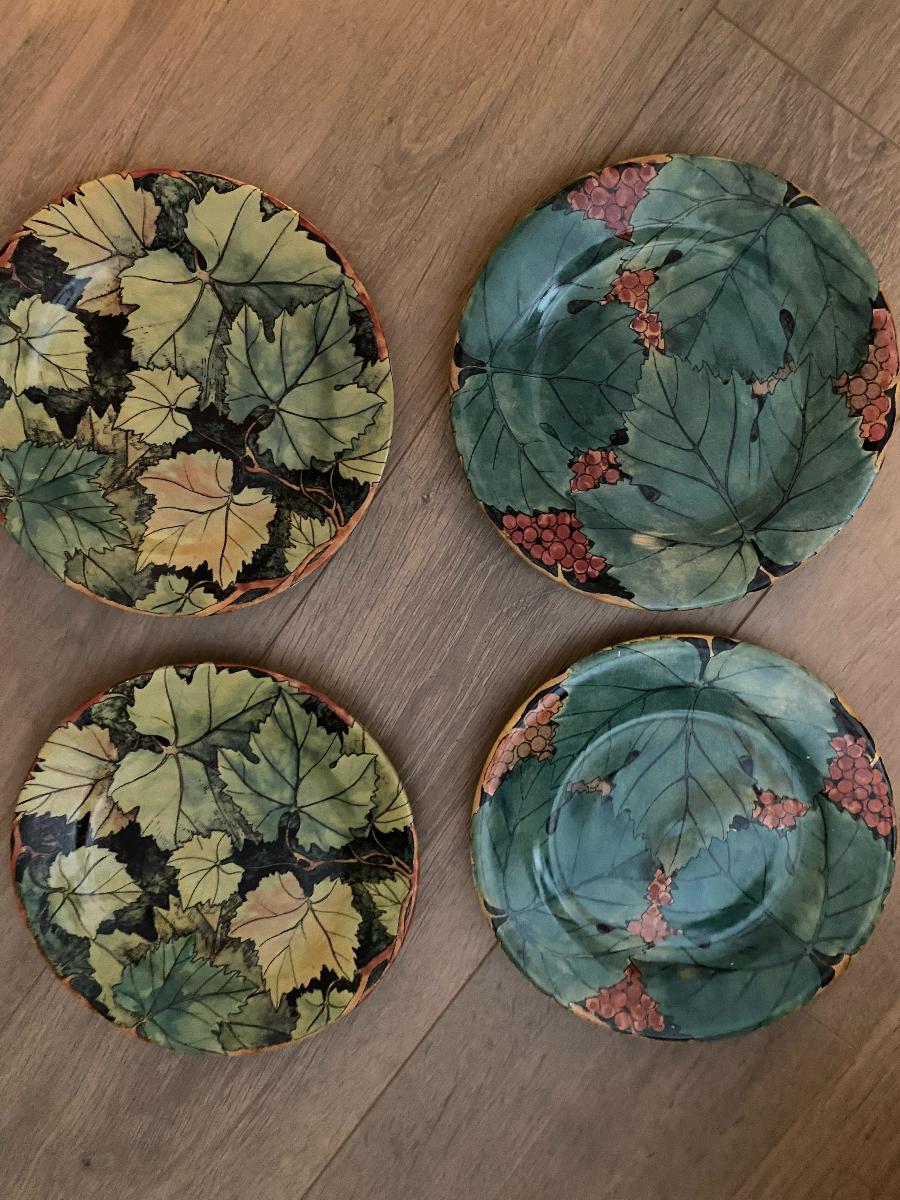 Beautiful serving platter and 4 smaller plates by FAIENCERIE DE GIEN
Two of the plates 21.5 cm are decorated with the pattern called VIGNE:
Description: Red Grapes, tellow/green leaves, olive
The large serving platter 30 cm and the two other