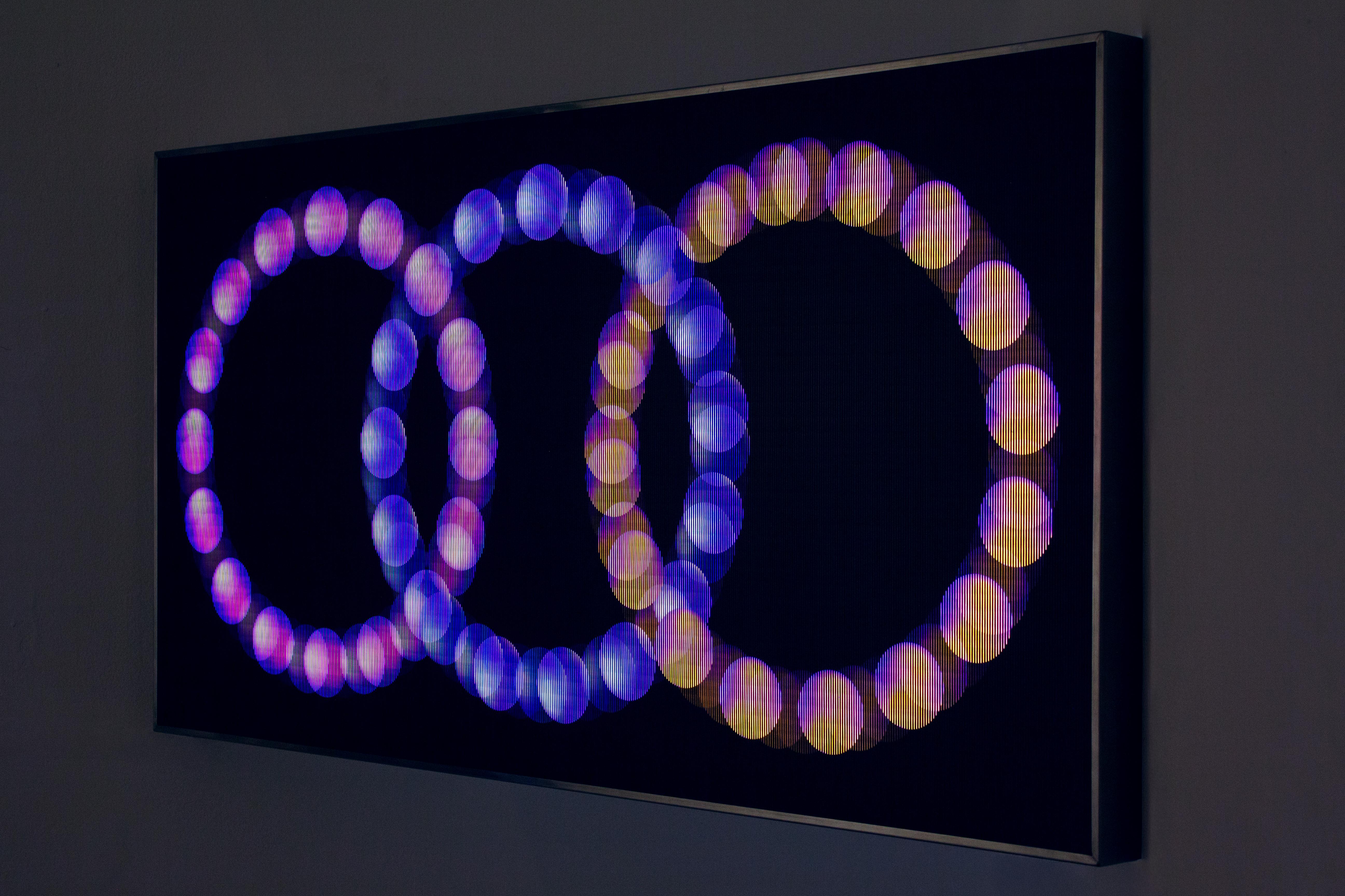 GIF 2 di Paul Sende

35,4 × 51,2 × 1,2 pollici

Edizione di 8 copie + 2 prove d'artista

Wood, Acrilico, Alluminio, Vernice, Lacca, LED

Una scultura luminosa lenticolare che si trasforma con il tuo movimento, creando un gioco dinamico di luce e