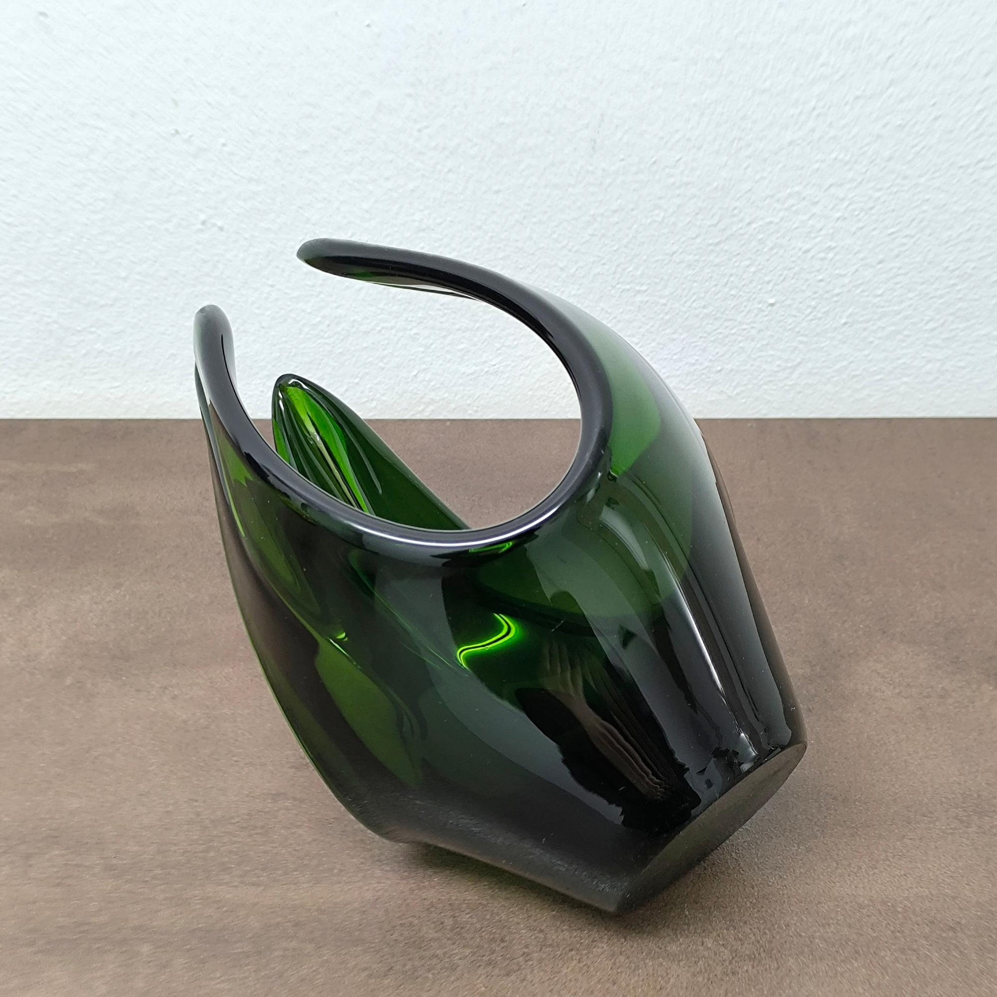 IDEA - Vase en verre d'art sculptural vert moderne du milieu du siècle - Forme organique en vente 3