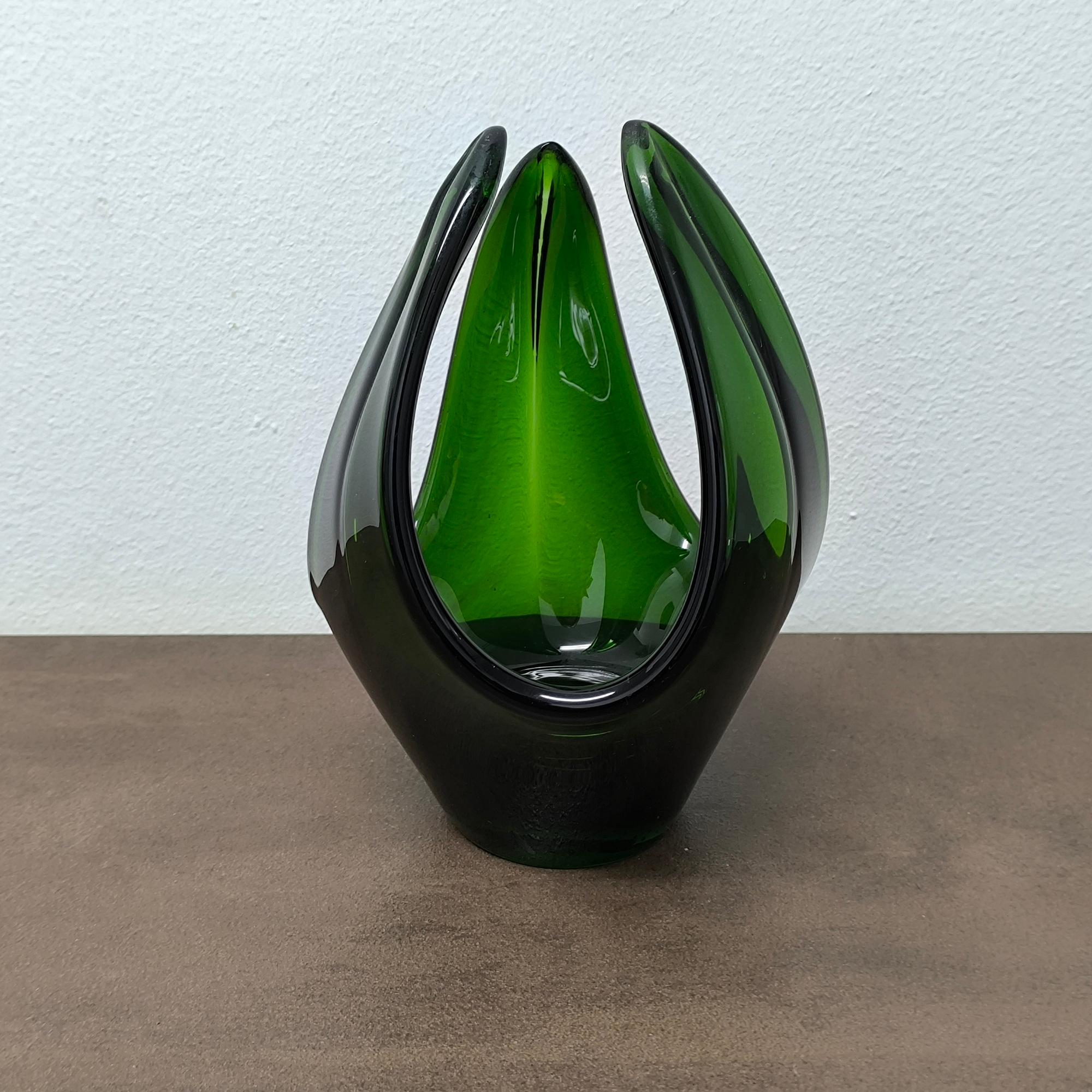 🎁 Un cadeau mémorable pour les amateurs de design, les collectionneurs ou toute personne attirée par la beauté sculpturale. Intemporelle, tactile et visuellement attrayante, cette pièce apporte la chaleur des vacances avec une touche de modernité.