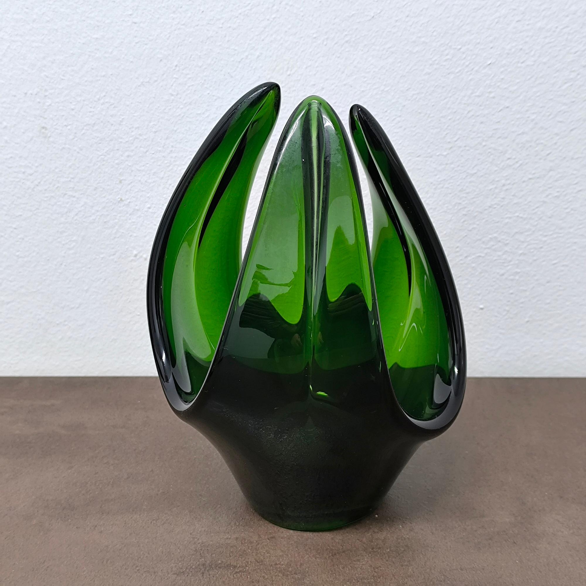 Mid-Century Modern IDEA - Vase en verre d'art sculptural vert moderne du milieu du siècle - Forme organique en vente