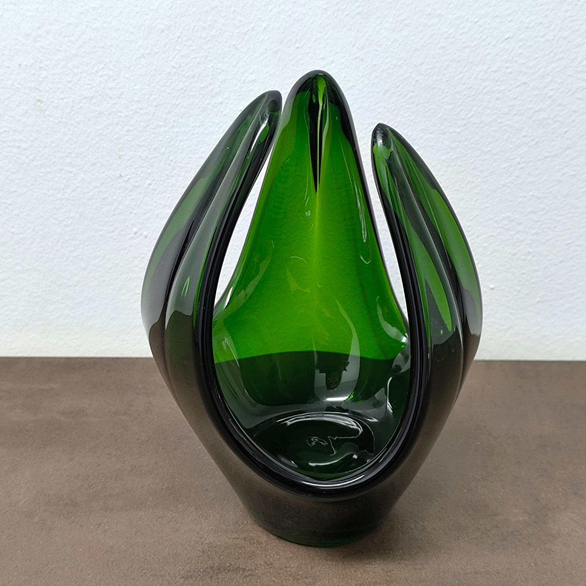 Fait main IDEA - Vase en verre d'art sculptural vert moderne du milieu du siècle - Forme organique en vente