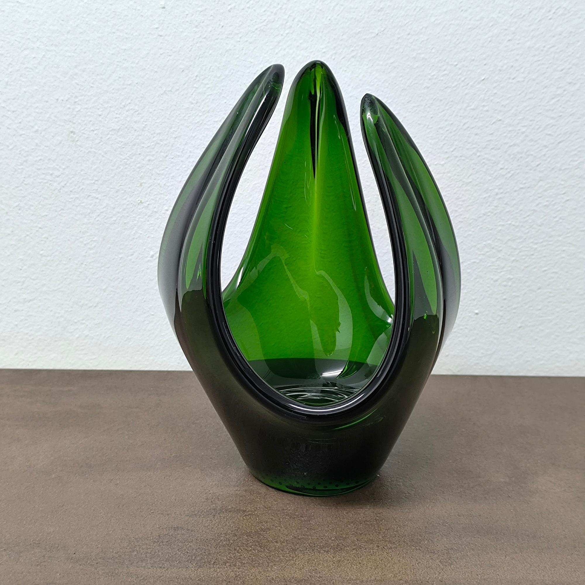 IDEA - Vase en verre d'art sculptural vert moderne du milieu du siècle - Forme organique Excellent état - En vente à Bochum, NRW
