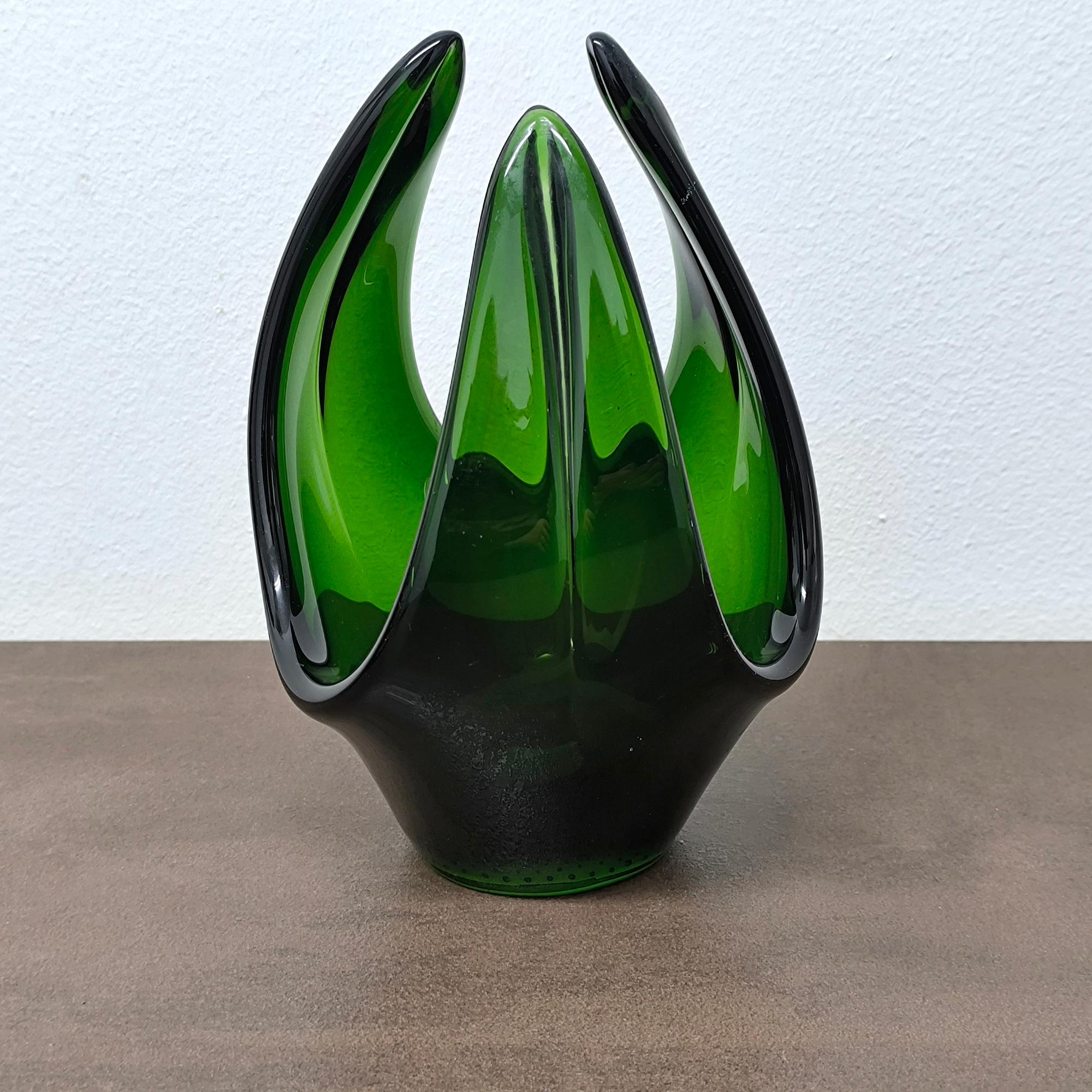 20ième siècle IDEA - Vase en verre d'art sculptural vert moderne du milieu du siècle - Forme organique en vente
