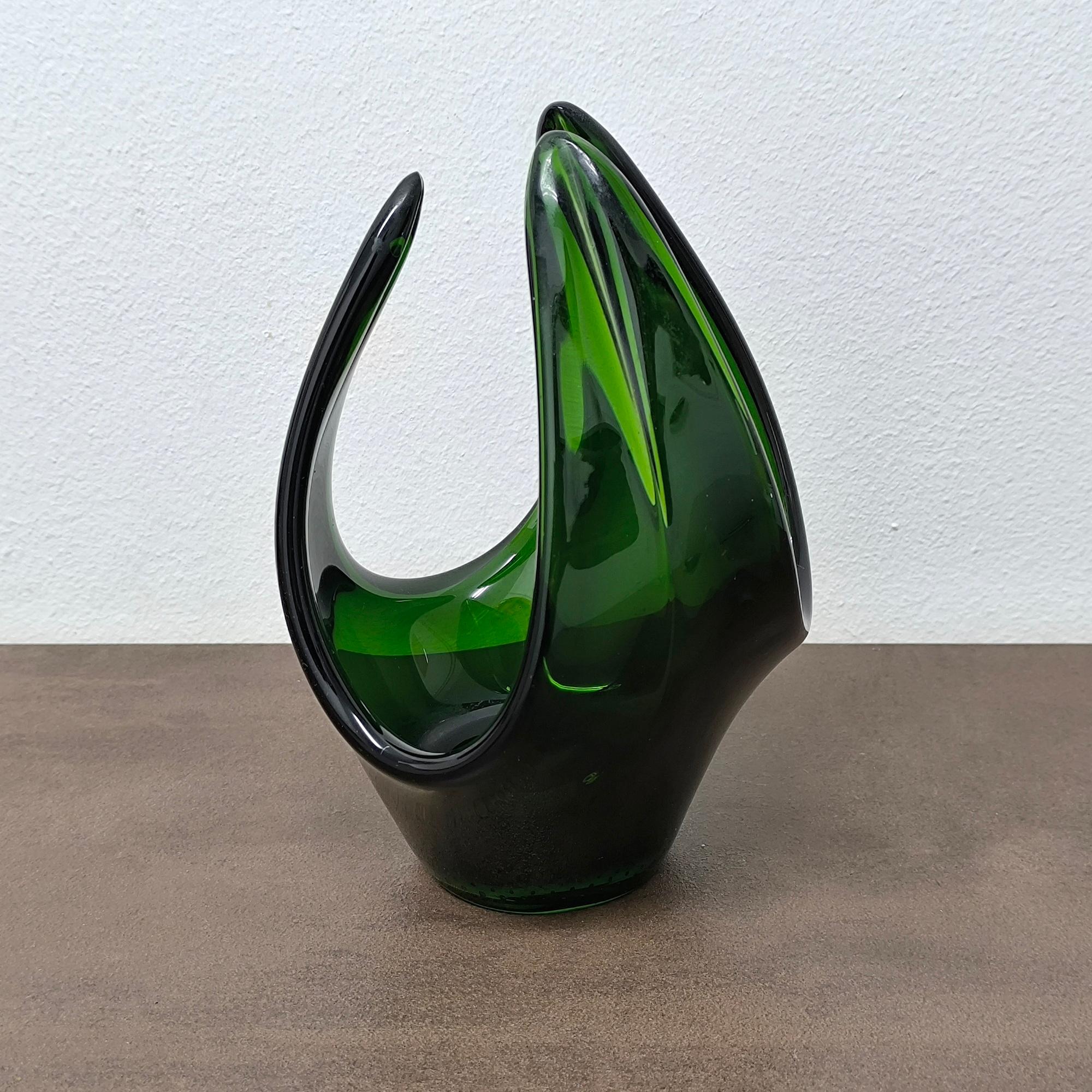 Verre d'art IDEA - Vase en verre d'art sculptural vert moderne du milieu du siècle - Forme organique en vente
