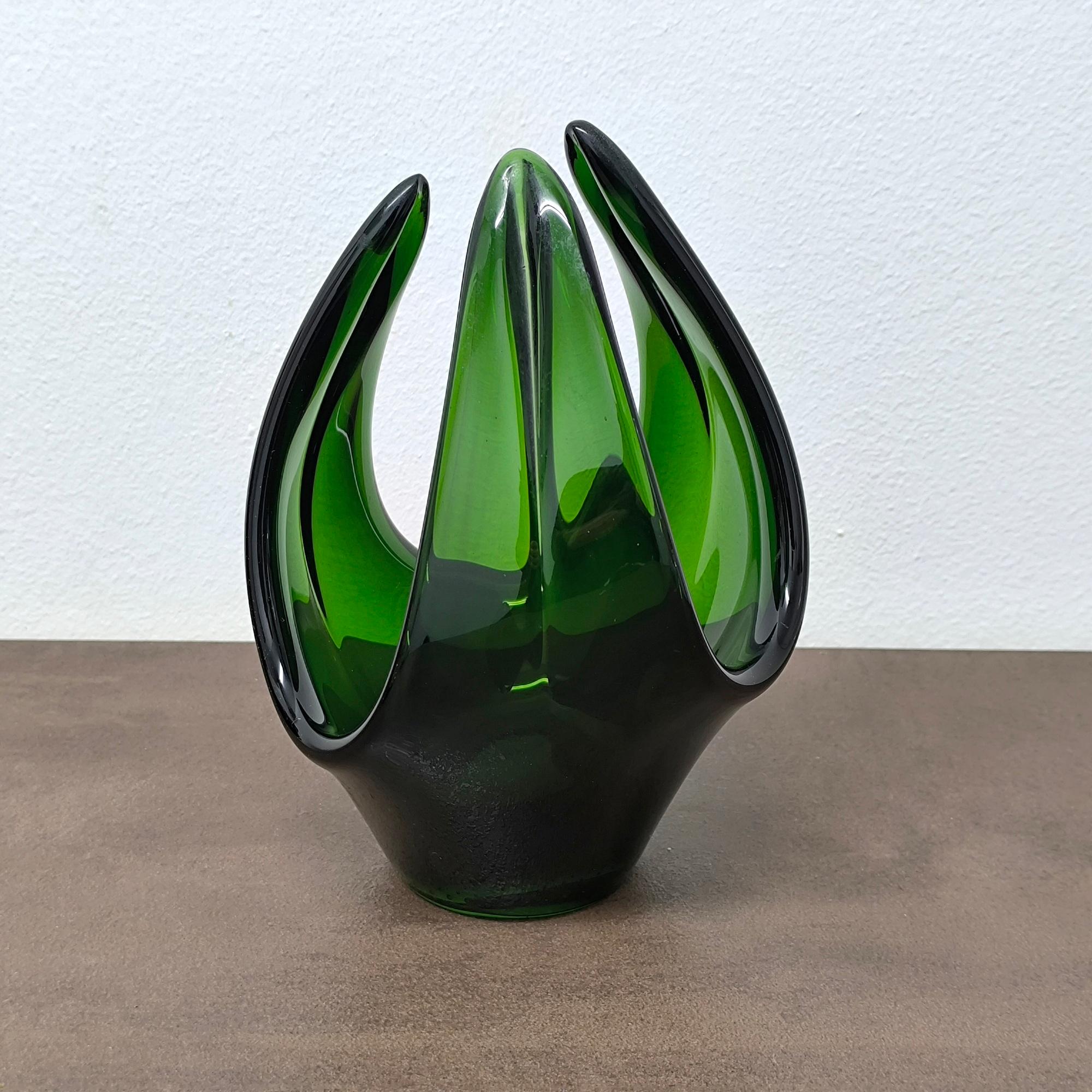 IDEA - Vase en verre d'art sculptural vert moderne du milieu du siècle - Forme organique en vente 1