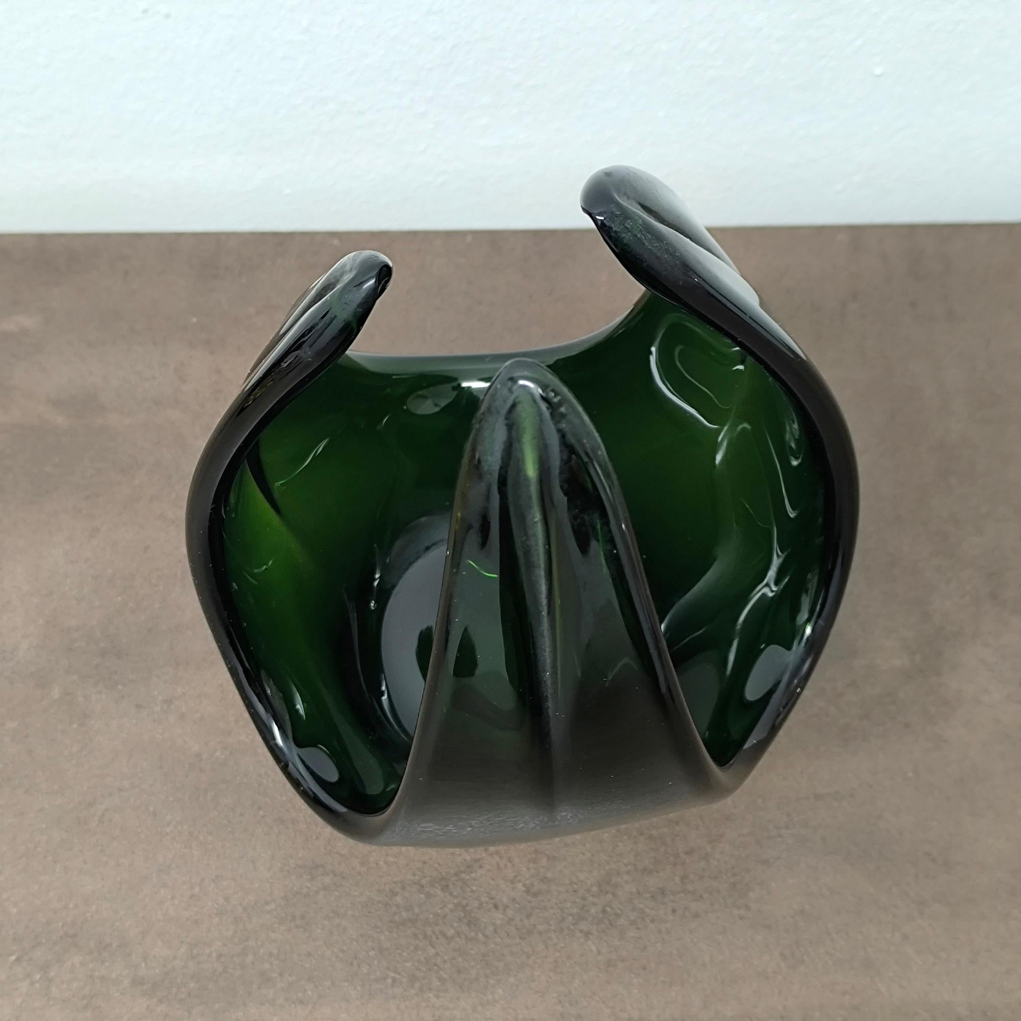 IDEA - Vase en verre d'art sculptural vert moderne du milieu du siècle - Forme organique en vente 2