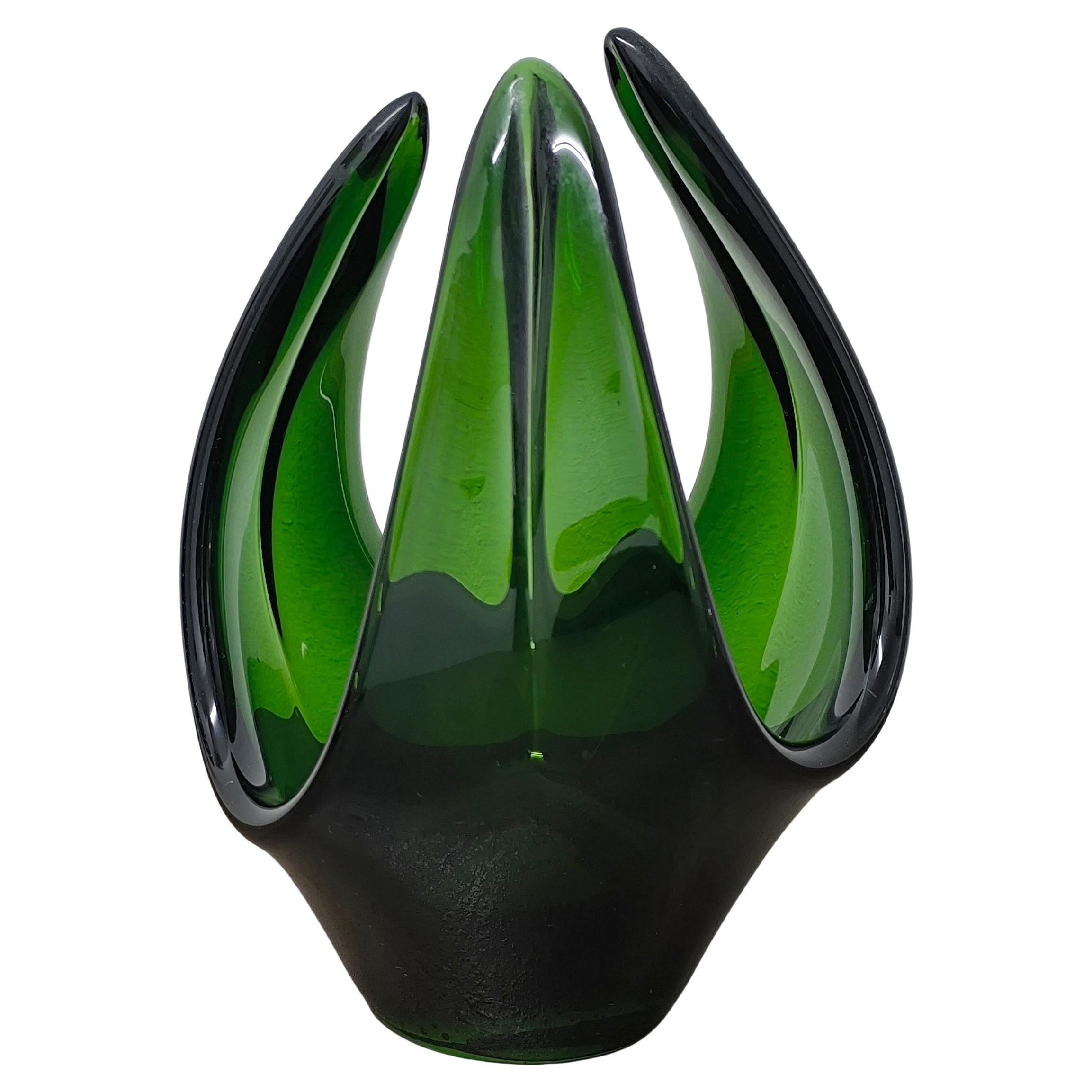 IDEA - Vase en verre d
art sculptural vert moderne du milieu du siècle - Forme organique