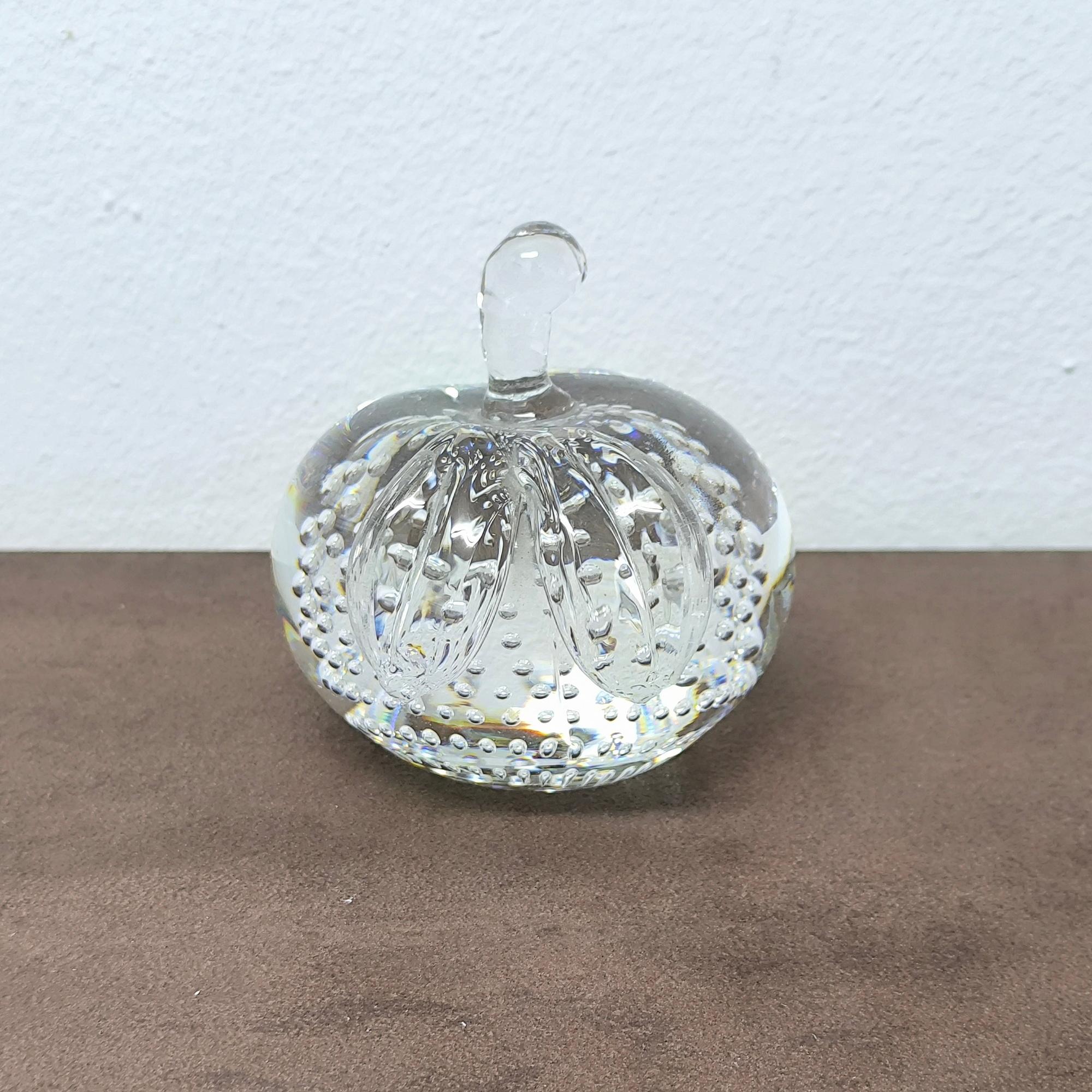 GIFT IDEA - Murano Glas Apfel Briefbeschwerer mit kontrollierten Luftblasen Einschlüssen (Moderne der Mitte des Jahrhunderts) im Angebot