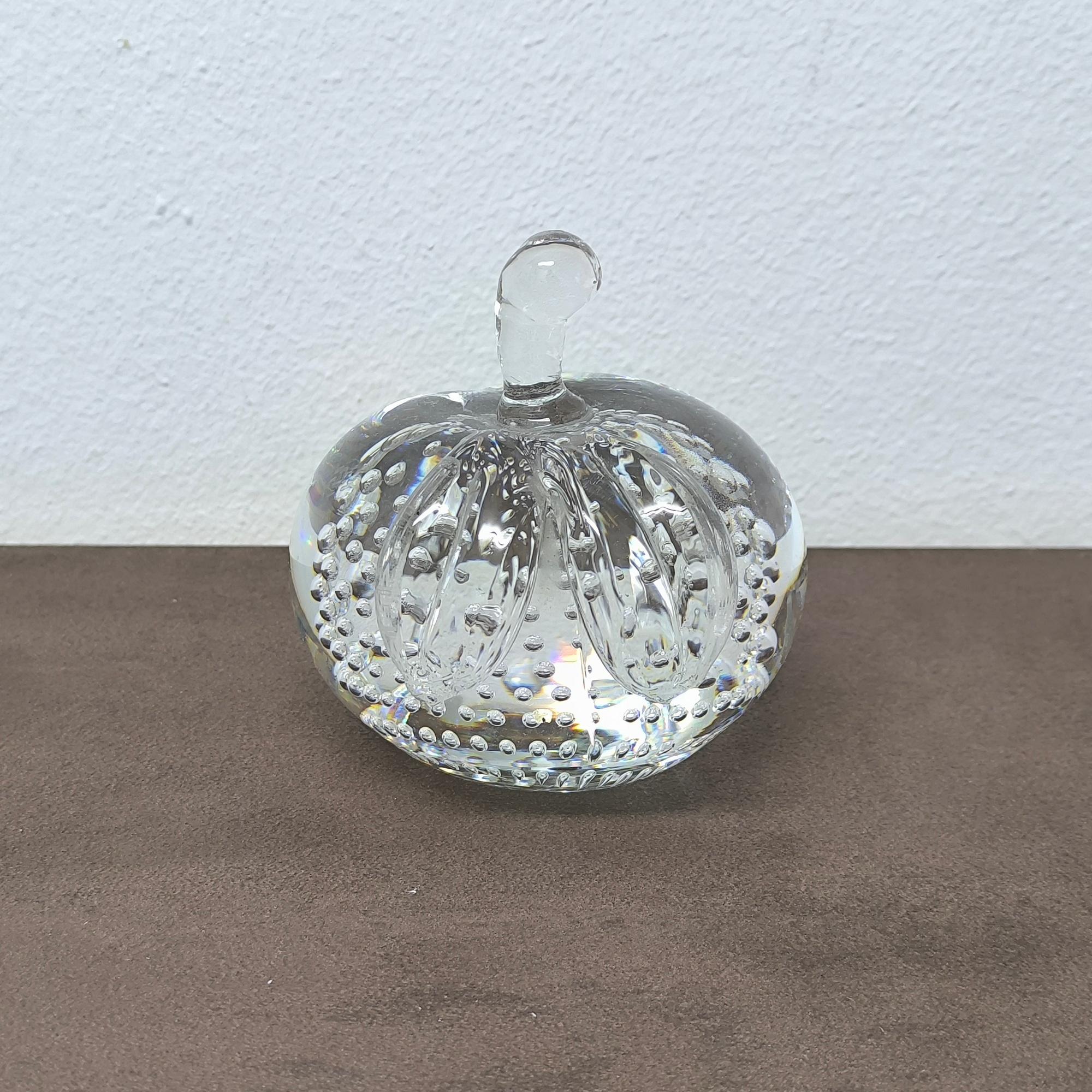 GIFT IDEA - Murano Glas Apfel Briefbeschwerer mit kontrollierten Luftblasen Einschlüssen (20. Jahrhundert) im Angebot