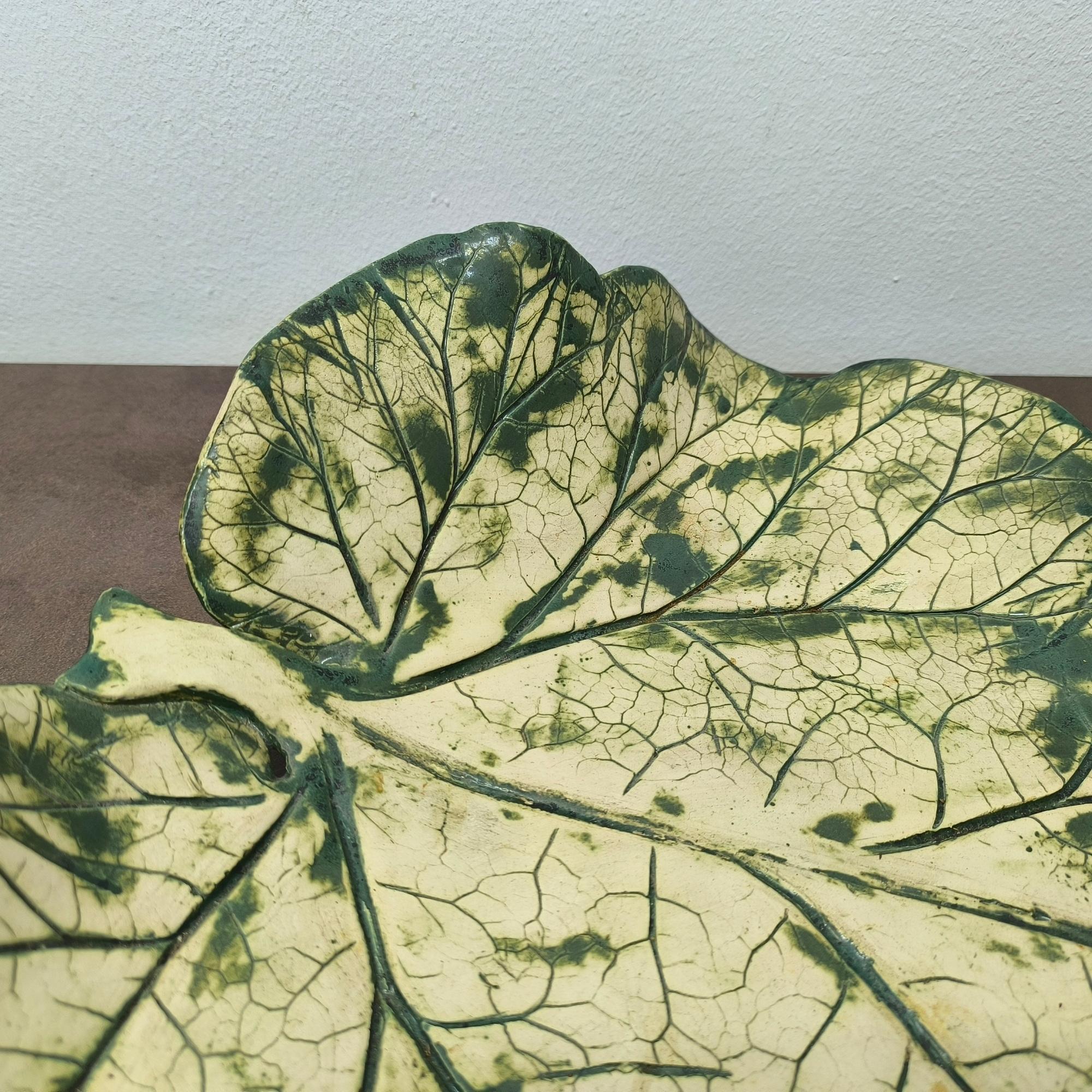 GIFT IDEA - Von der Nature inspirierte Keramikschale mit Blättern - Moderner organischer Akzent aus der Mitte des Jahrhunderts im Angebot 4