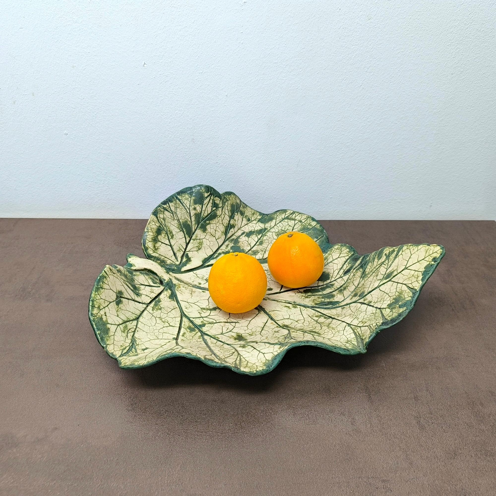 GIFT IDEA - Von der Nature inspirierte Keramikschale mit Blättern - Moderner organischer Akzent aus der Mitte des Jahrhunderts (Organische Moderne) im Angebot