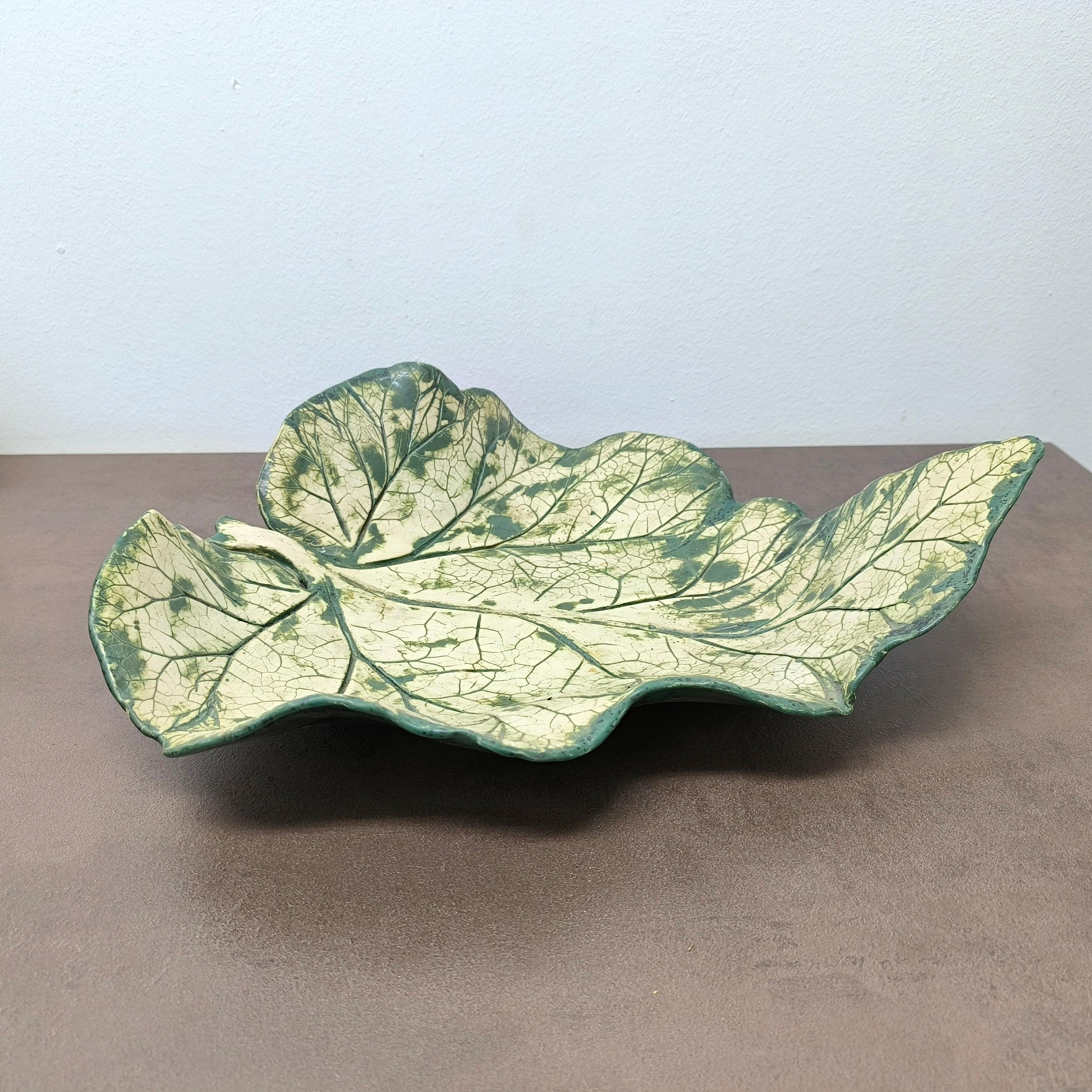 GIFT IDEA - Von der Nature inspirierte Keramikschale mit Blättern - Moderner organischer Akzent aus der Mitte des Jahrhunderts (Glasiert) im Angebot