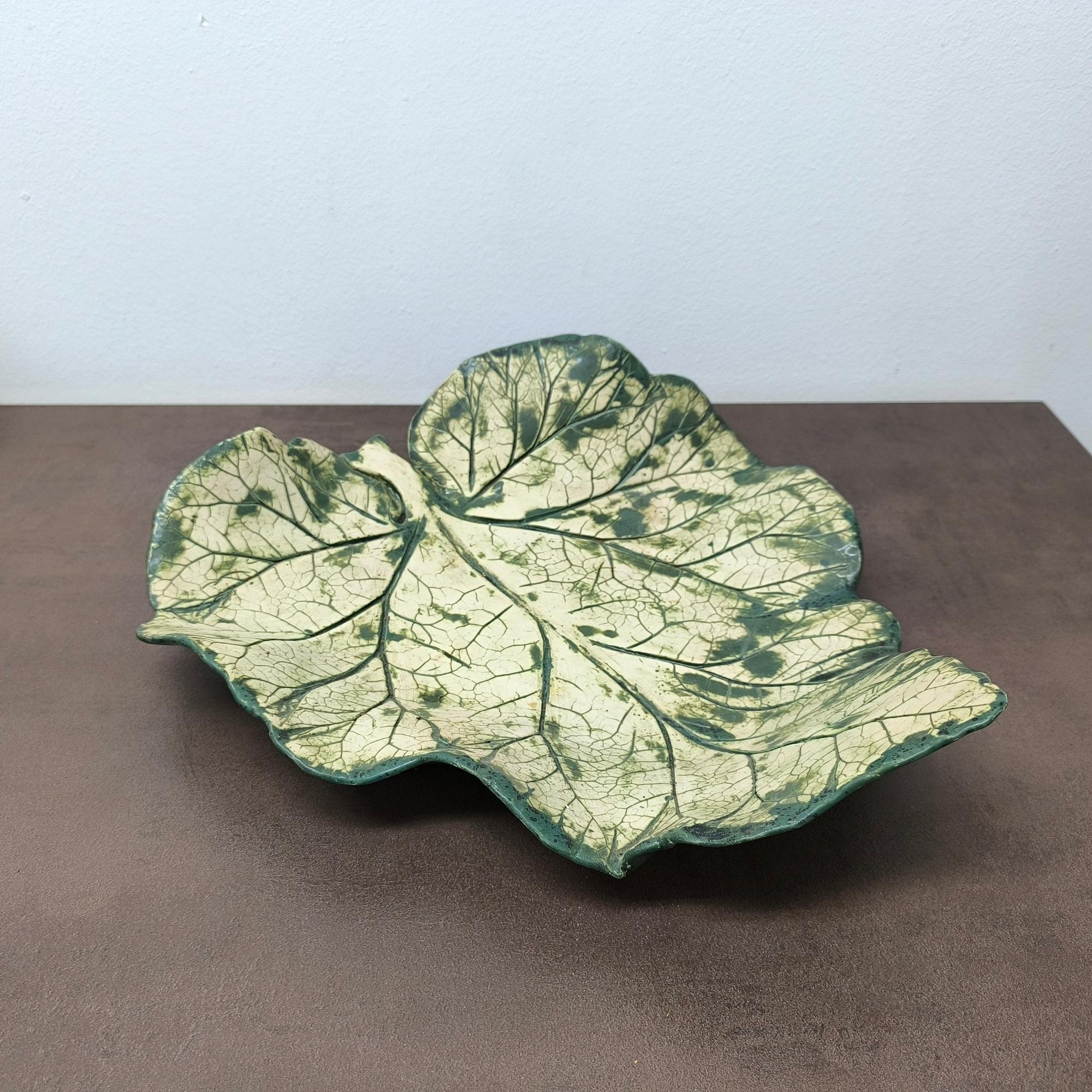 GIFT IDEA - Von der Nature inspirierte Keramikschale mit Blättern - Moderner organischer Akzent aus der Mitte des Jahrhunderts im Zustand „Hervorragend“ im Angebot in Bochum, NRW