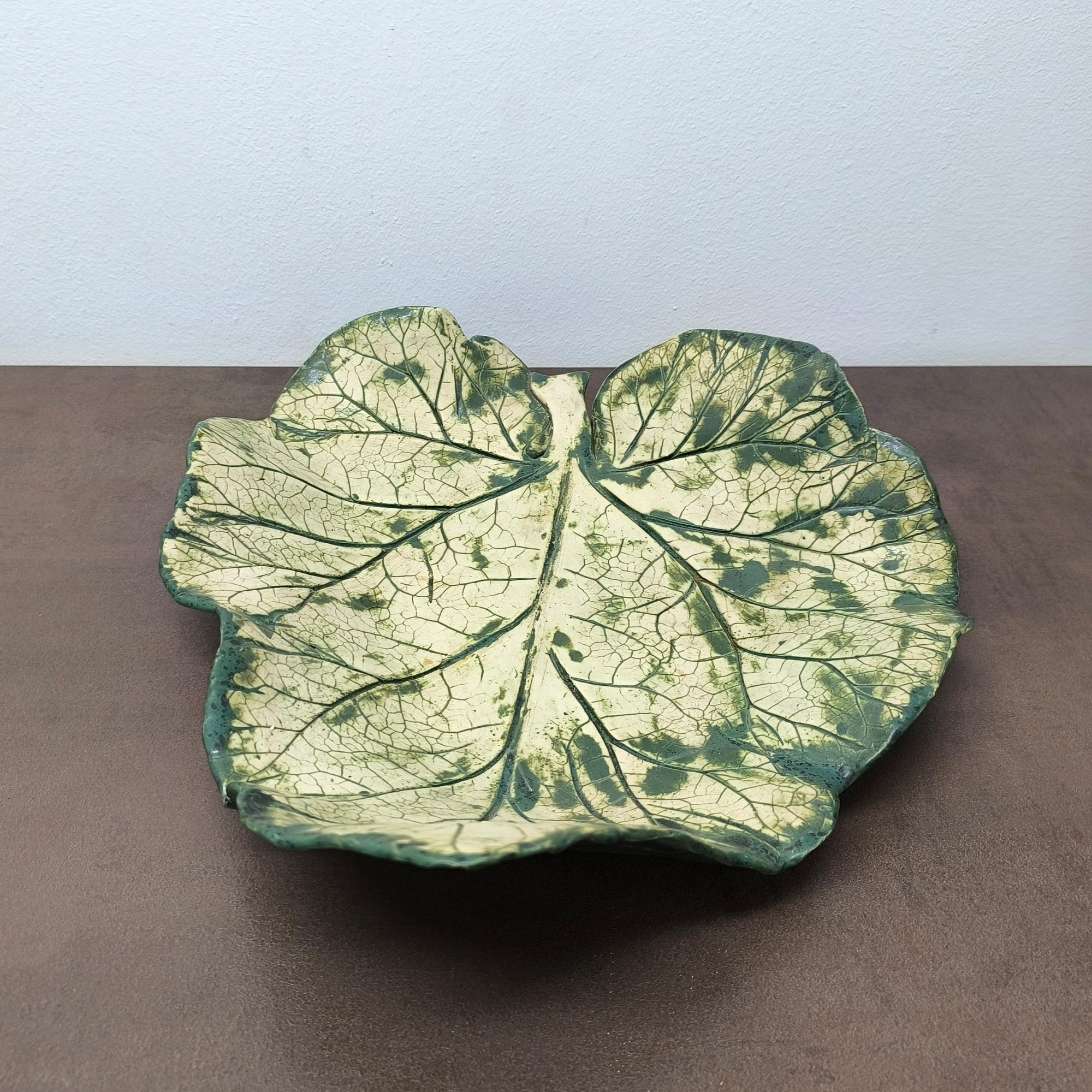 GIFT IDEA - Von der Nature inspirierte Keramikschale mit Blättern - Moderner organischer Akzent aus der Mitte des Jahrhunderts (20. Jahrhundert) im Angebot