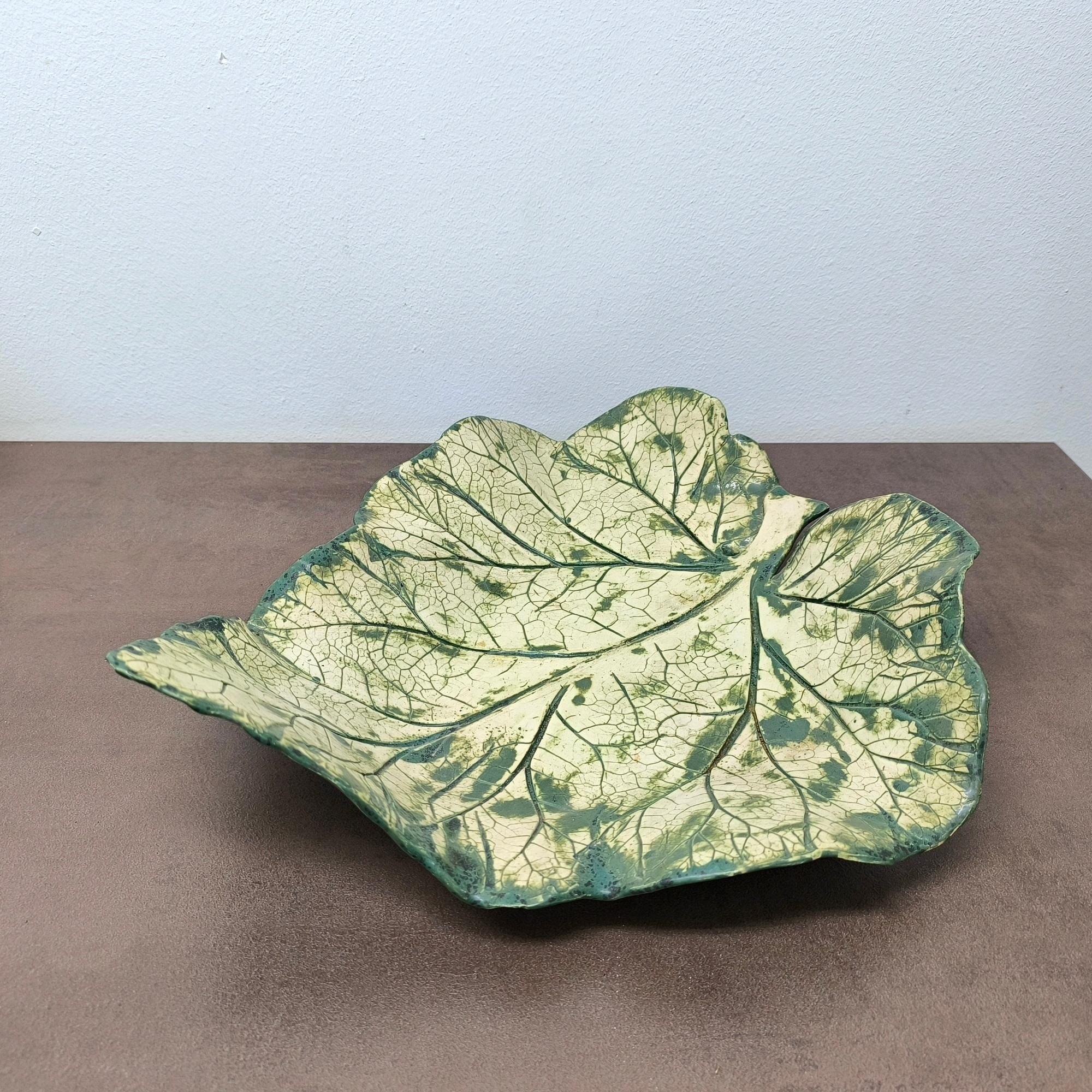 GIFT IDEA - Von der Nature inspirierte Keramikschale mit Blättern - Moderner organischer Akzent aus der Mitte des Jahrhunderts im Angebot 1