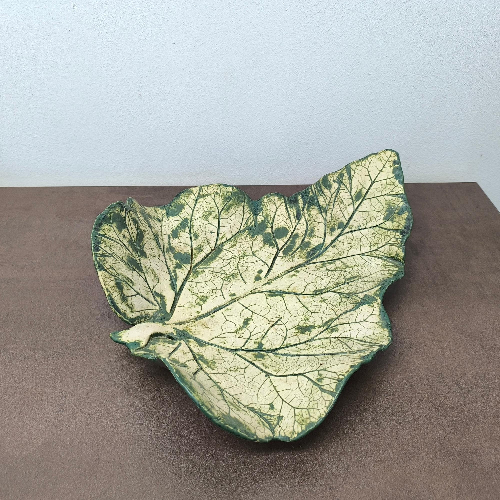 GIFT IDEA - Von der Nature inspirierte Keramikschale mit Blättern - Moderner organischer Akzent aus der Mitte des Jahrhunderts im Angebot 2