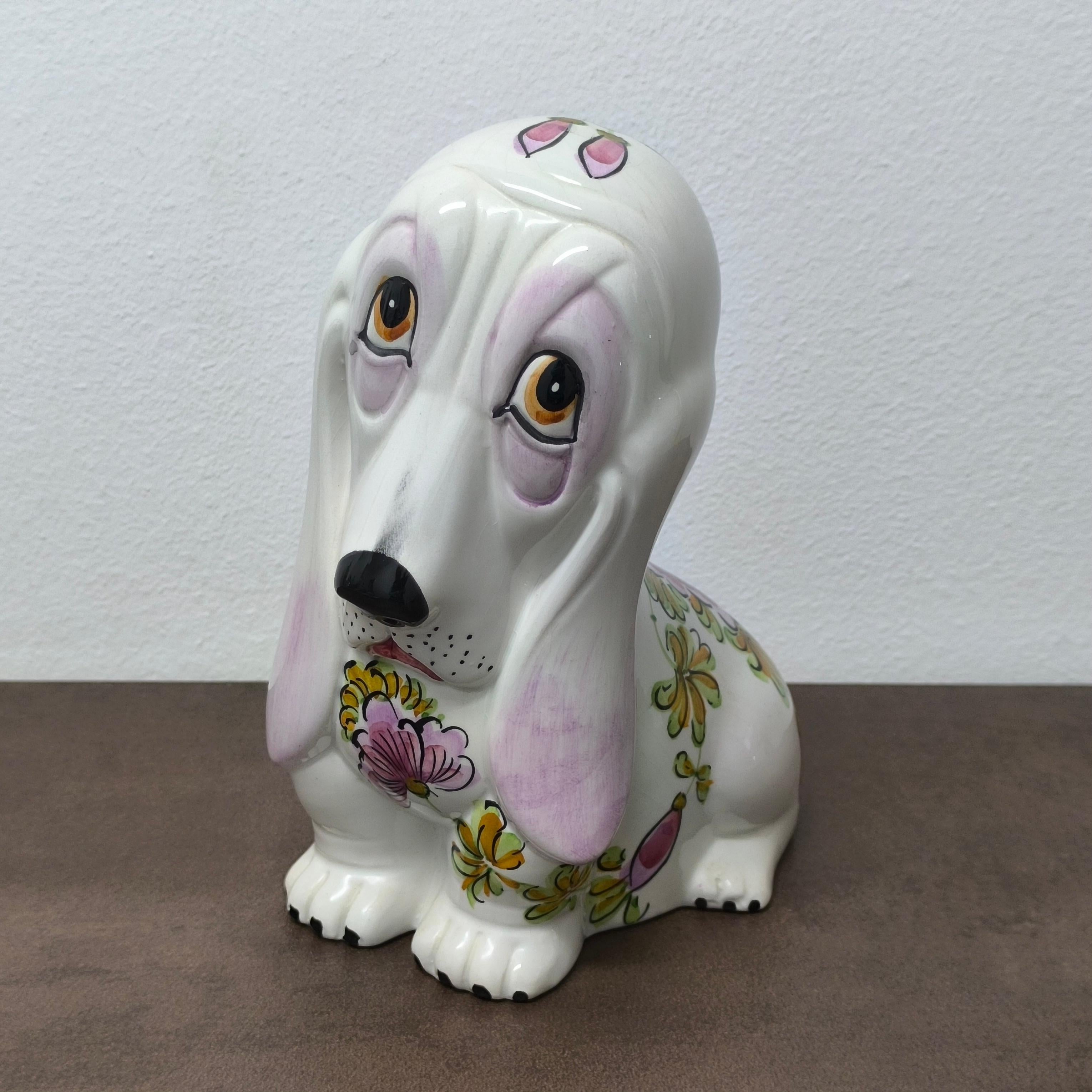 Mid-Century Modern IDEA- Figurine Basset Hound en céramique du milieu du siècle avec motif floral en vente