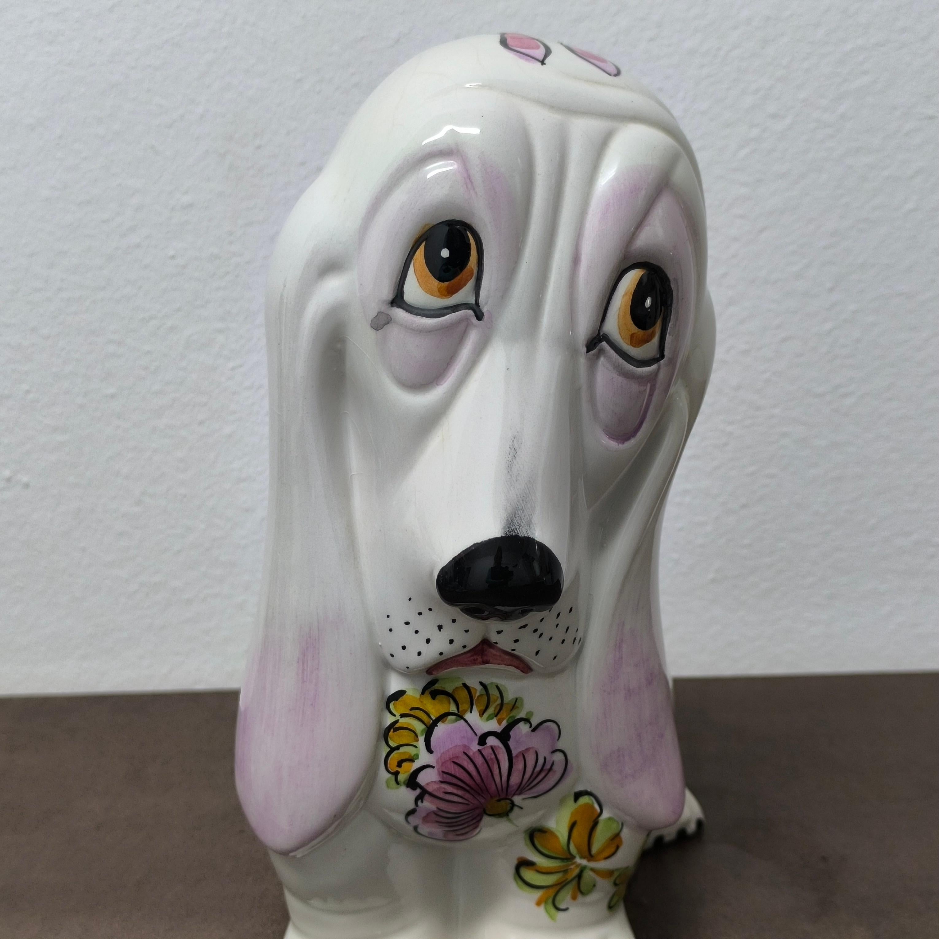 Vernissé IDEA- Figurine Basset Hound en céramique du milieu du siècle avec motif floral en vente