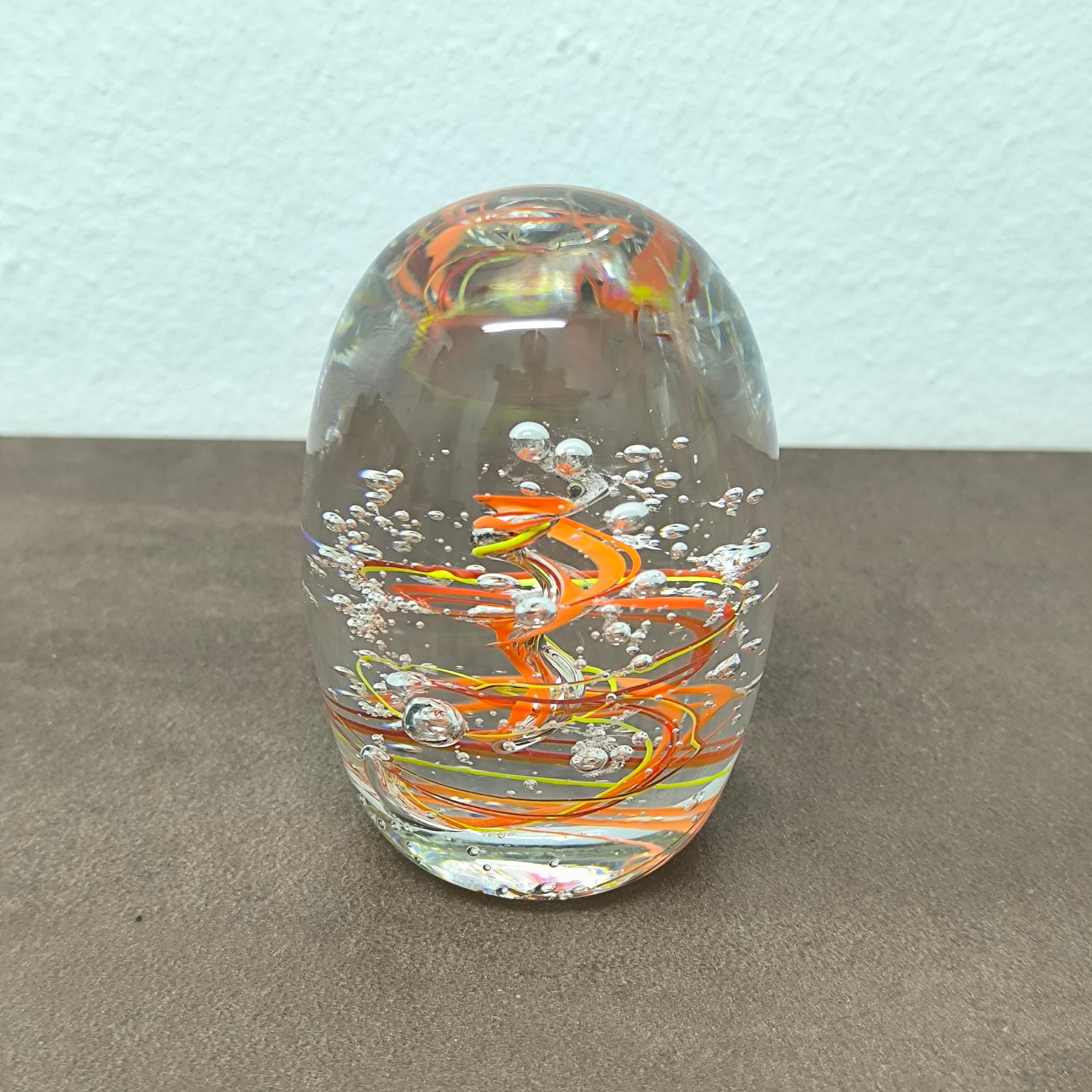 GIFT READY Handgefertigter Briefbeschwerer aus Murano-Kunstglas mit wirbelnden Bändern (Moderne der Mitte des Jahrhunderts) im Angebot