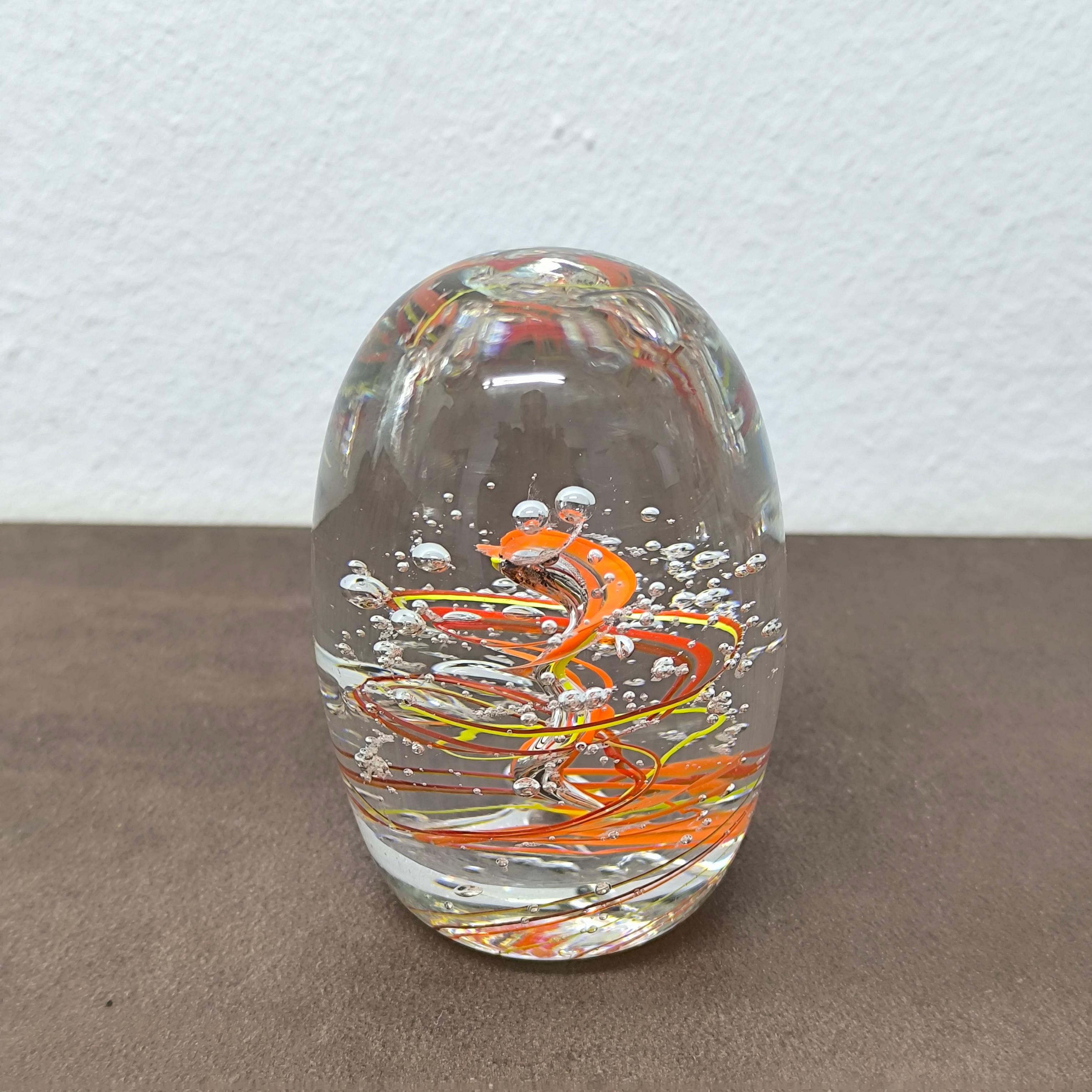 GIFT READY Handgefertigter Briefbeschwerer aus Murano-Kunstglas mit wirbelnden Bändern (Italienisch) im Angebot