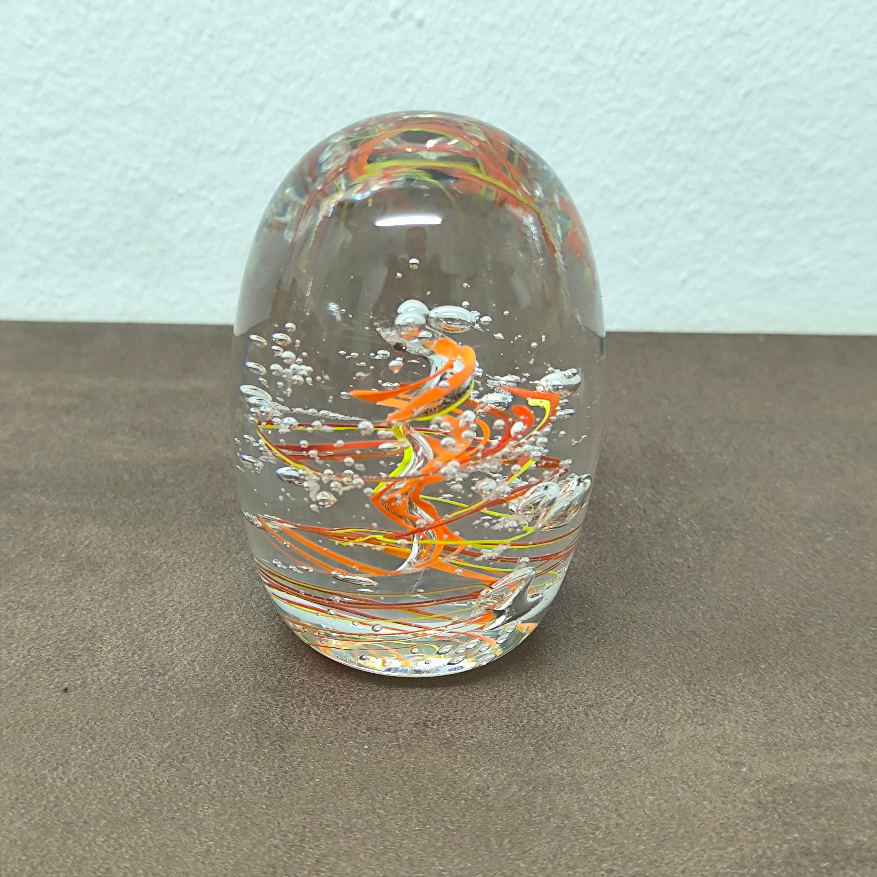 GIFT READY Handgefertigter Briefbeschwerer aus Murano-Kunstglas mit wirbelnden Bändern im Zustand „Hervorragend“ im Angebot in Bochum, NRW