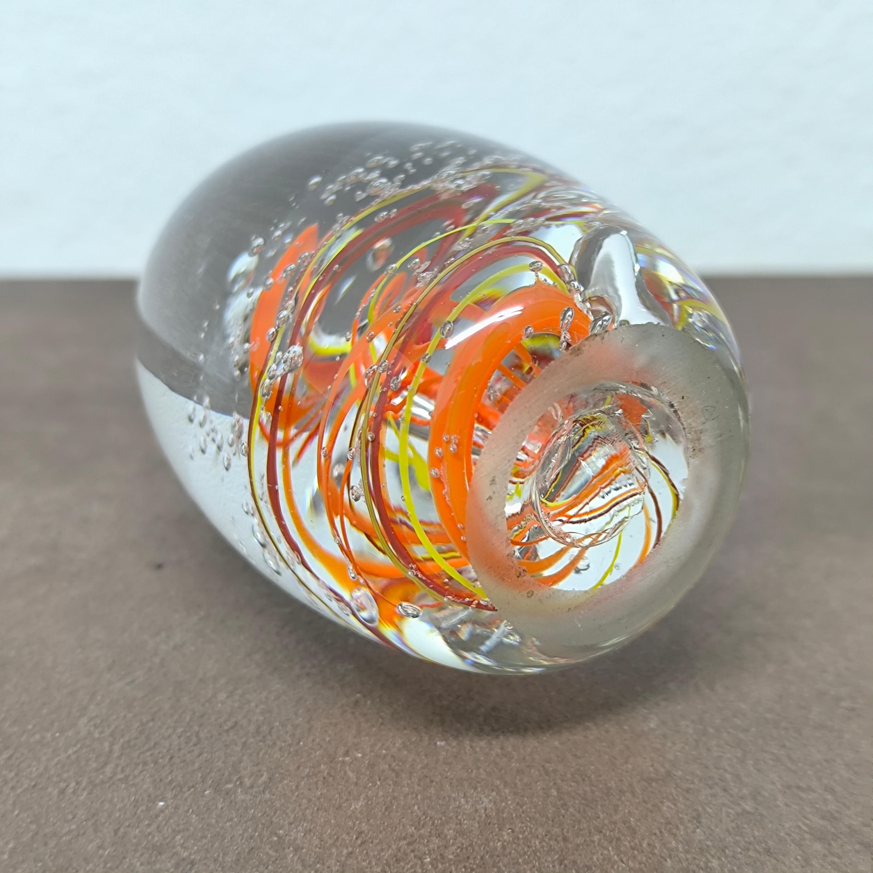 GIFT READY Handgefertigter Briefbeschwerer aus Murano-Kunstglas mit wirbelnden Bändern (Glaskunst) im Angebot