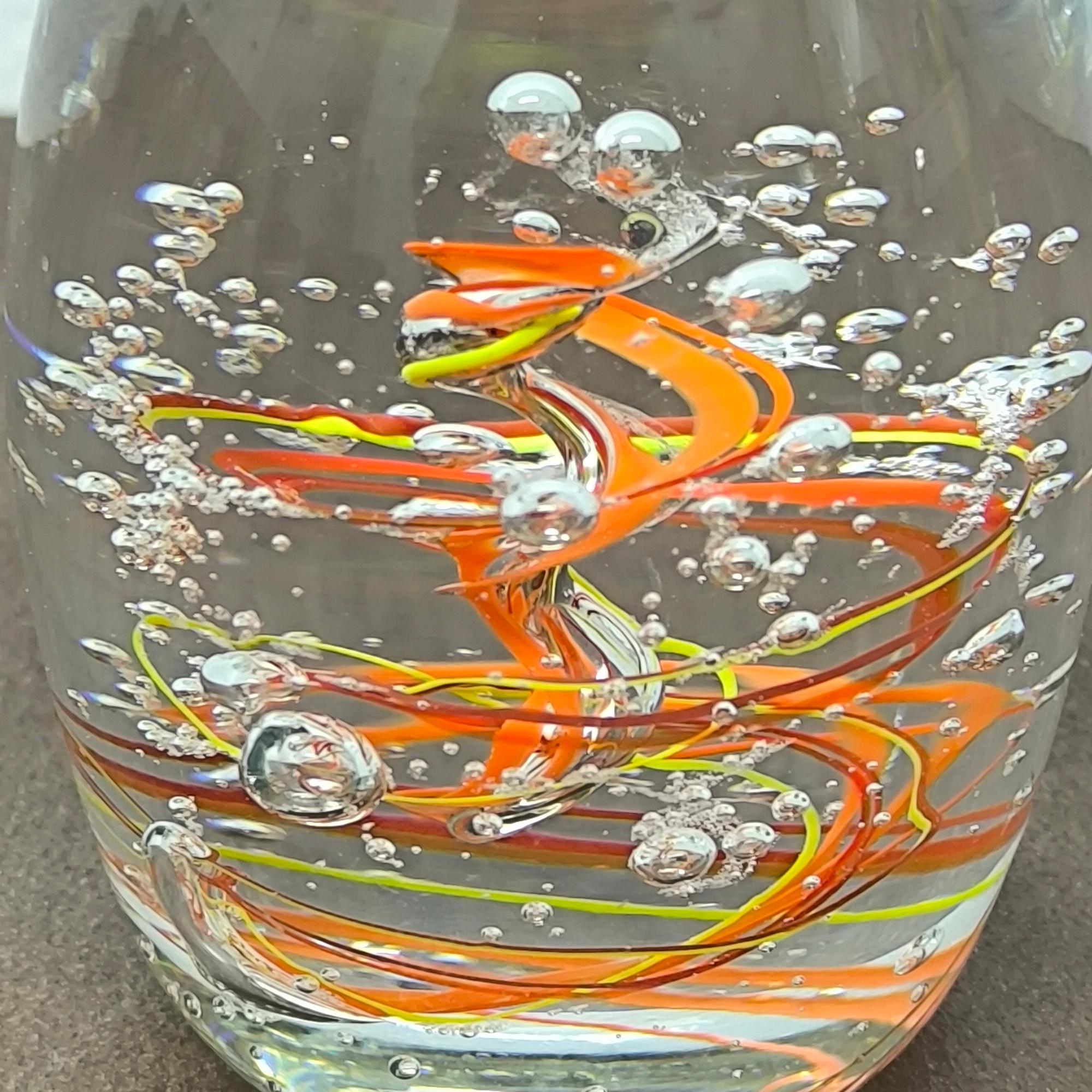 GIFT READY Handgefertigter Briefbeschwerer aus Murano-Kunstglas mit wirbelnden Bändern im Angebot 1