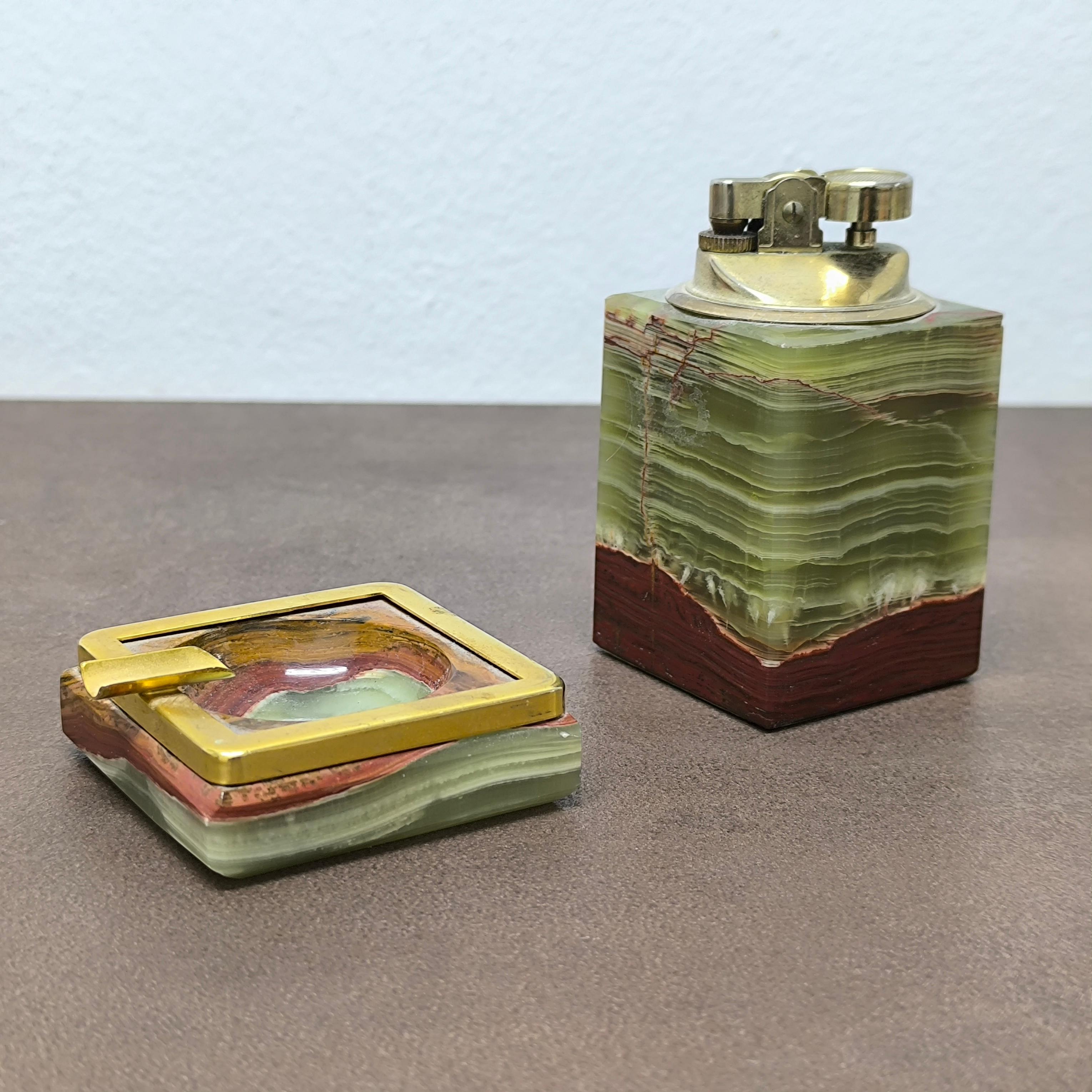 italien PRET A CADEAU - Set de bureau du milieu du siècle en onyx et laiton Briquet et cendrier, Italie, années 1960 en vente