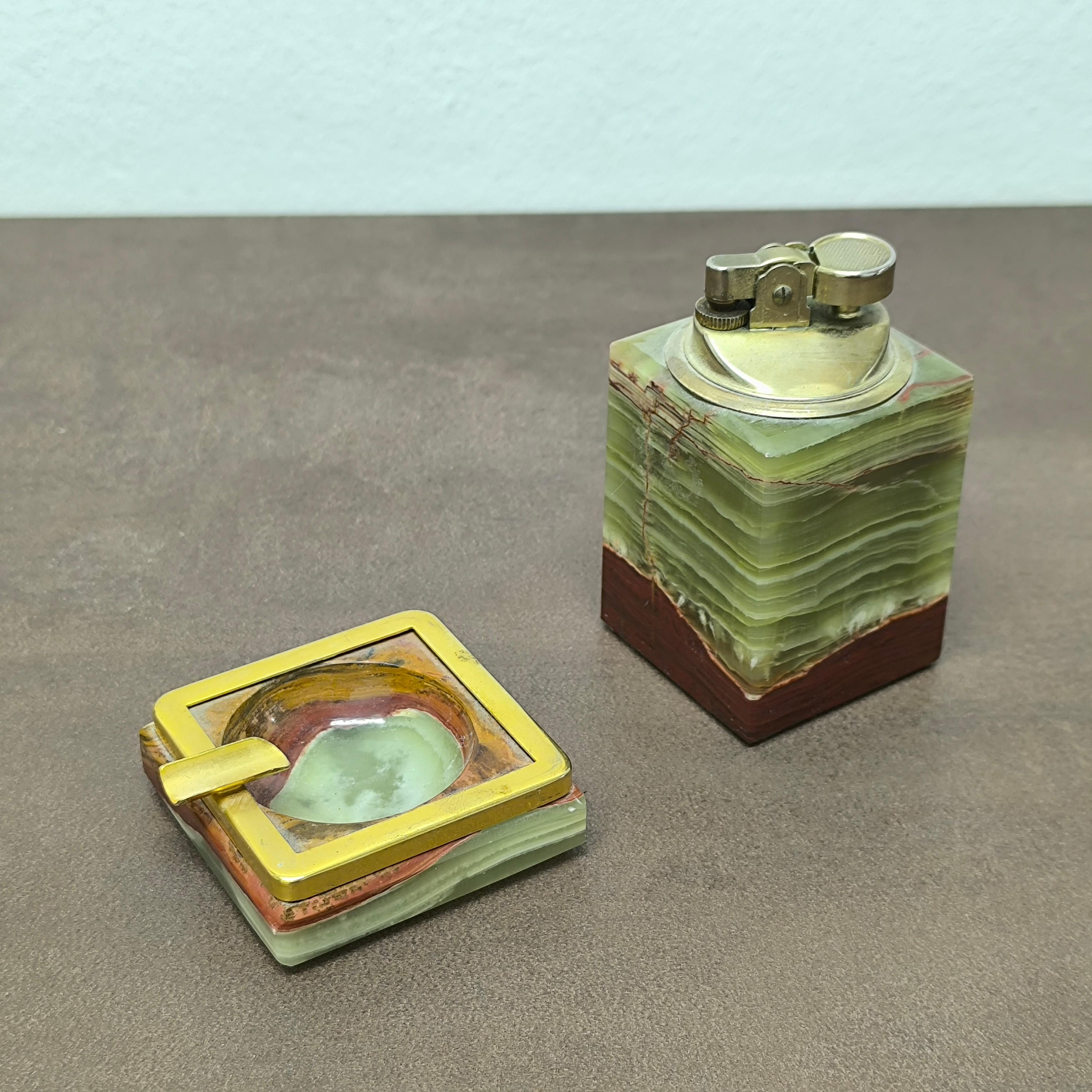 Fait main PRET A CADEAU - Set de bureau du milieu du siècle en onyx et laiton Briquet et cendrier, Italie, années 1960 en vente