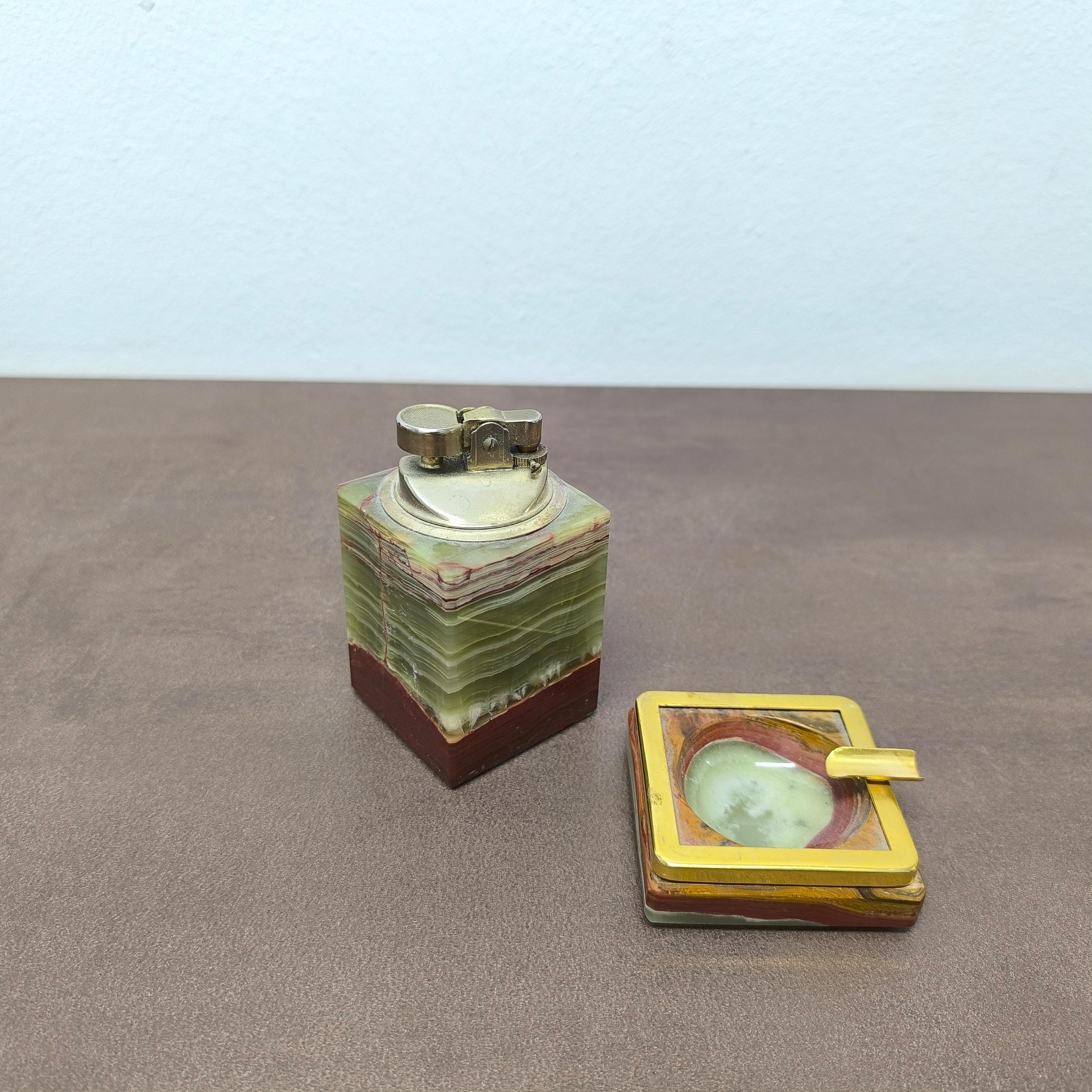 20ième siècle PRET A CADEAU - Set de bureau du milieu du siècle en onyx et laiton Briquet et cendrier, Italie, années 1960 en vente