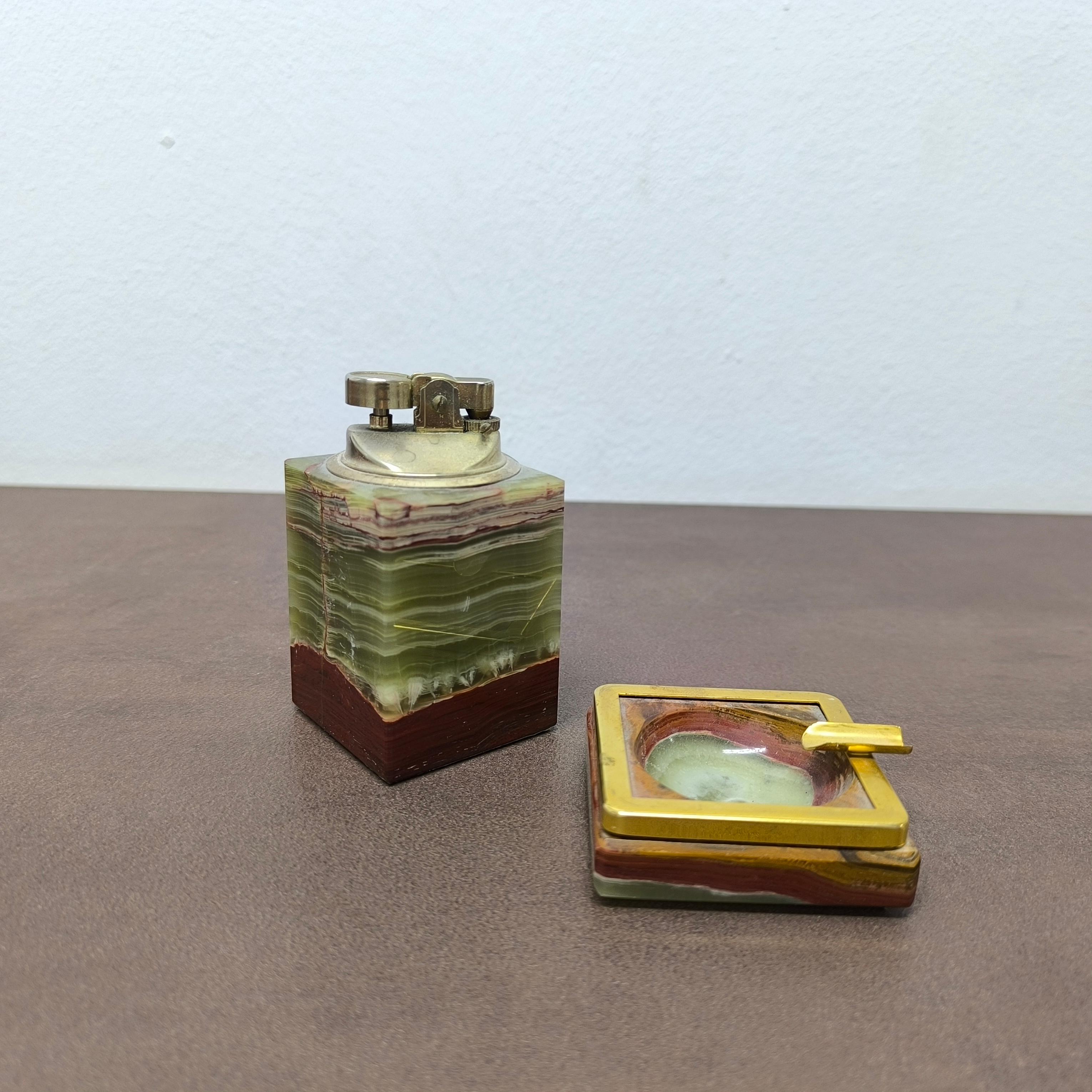 Laiton PRET A CADEAU - Set de bureau du milieu du siècle en onyx et laiton Briquet et cendrier, Italie, années 1960 en vente