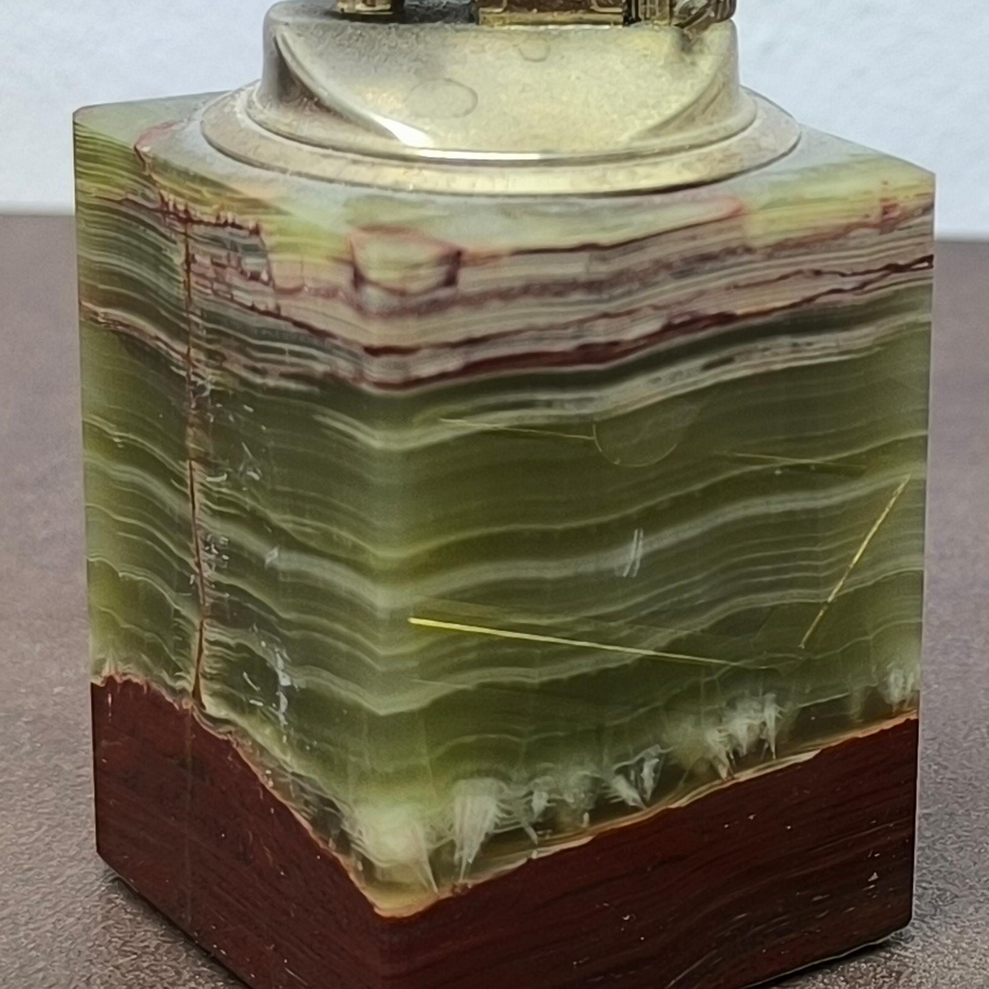 PRET A CADEAU - Set de bureau du milieu du siècle en onyx et laiton Briquet et cendrier, Italie, années 1960 en vente 2