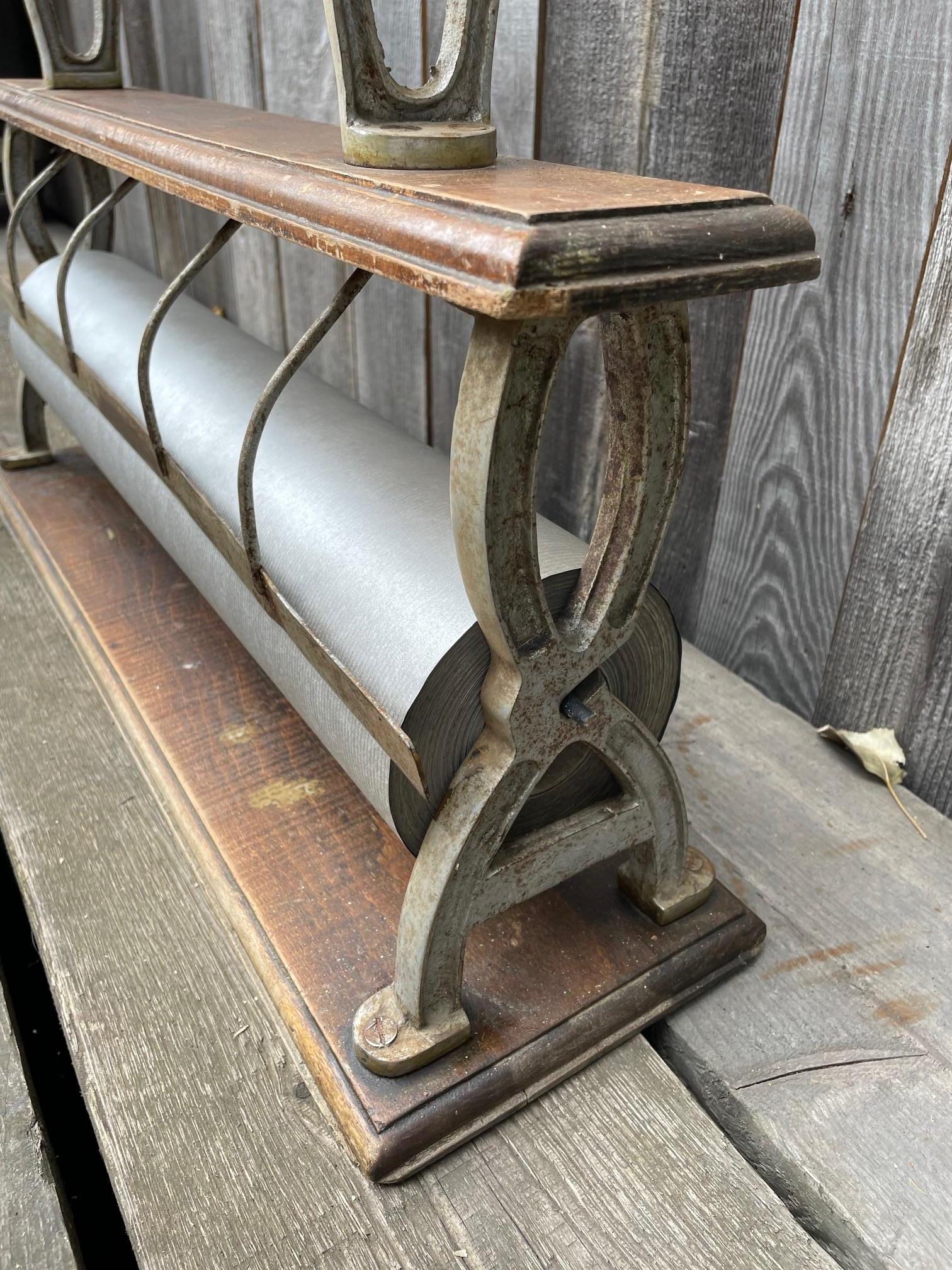 Porta rotoli di carta da regalo in Oak e ghisa che contiene tre rotoli di varie dimensioni.
La barra sulla parte anteriore di ogni rotolo consente di tagliare rapidamente.
Il Rolle illustrato non è incluso nella vendita.