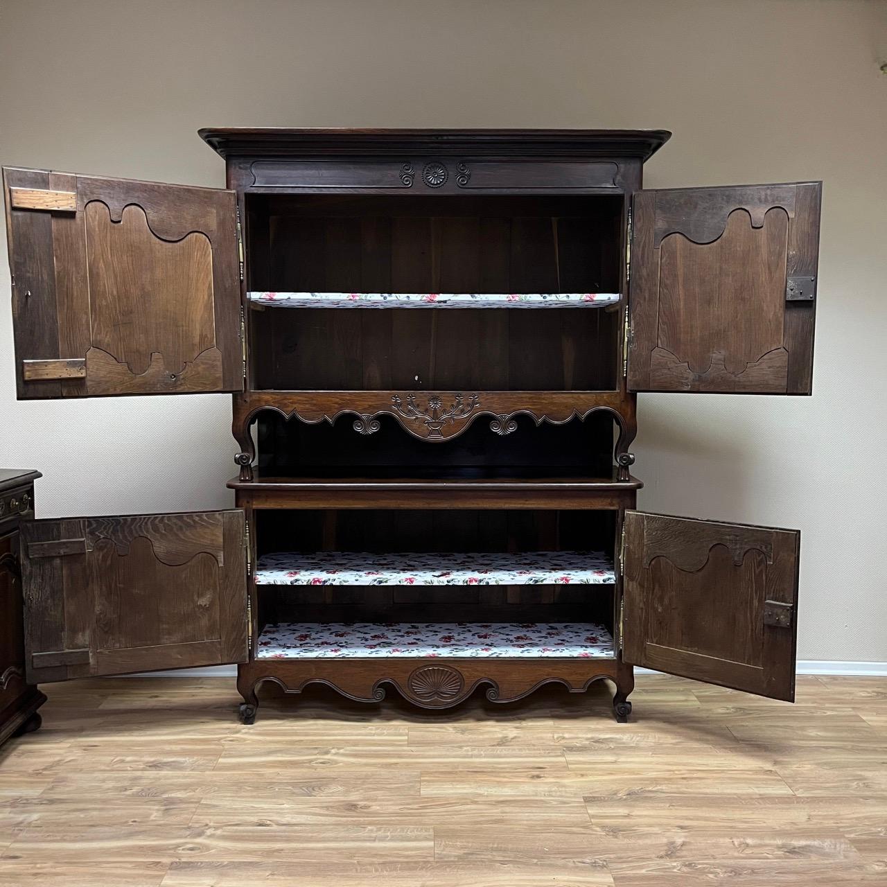 Gigant - Buffet ancien  Meubles bretons vers 1750  Châtaignier massif en vente 8