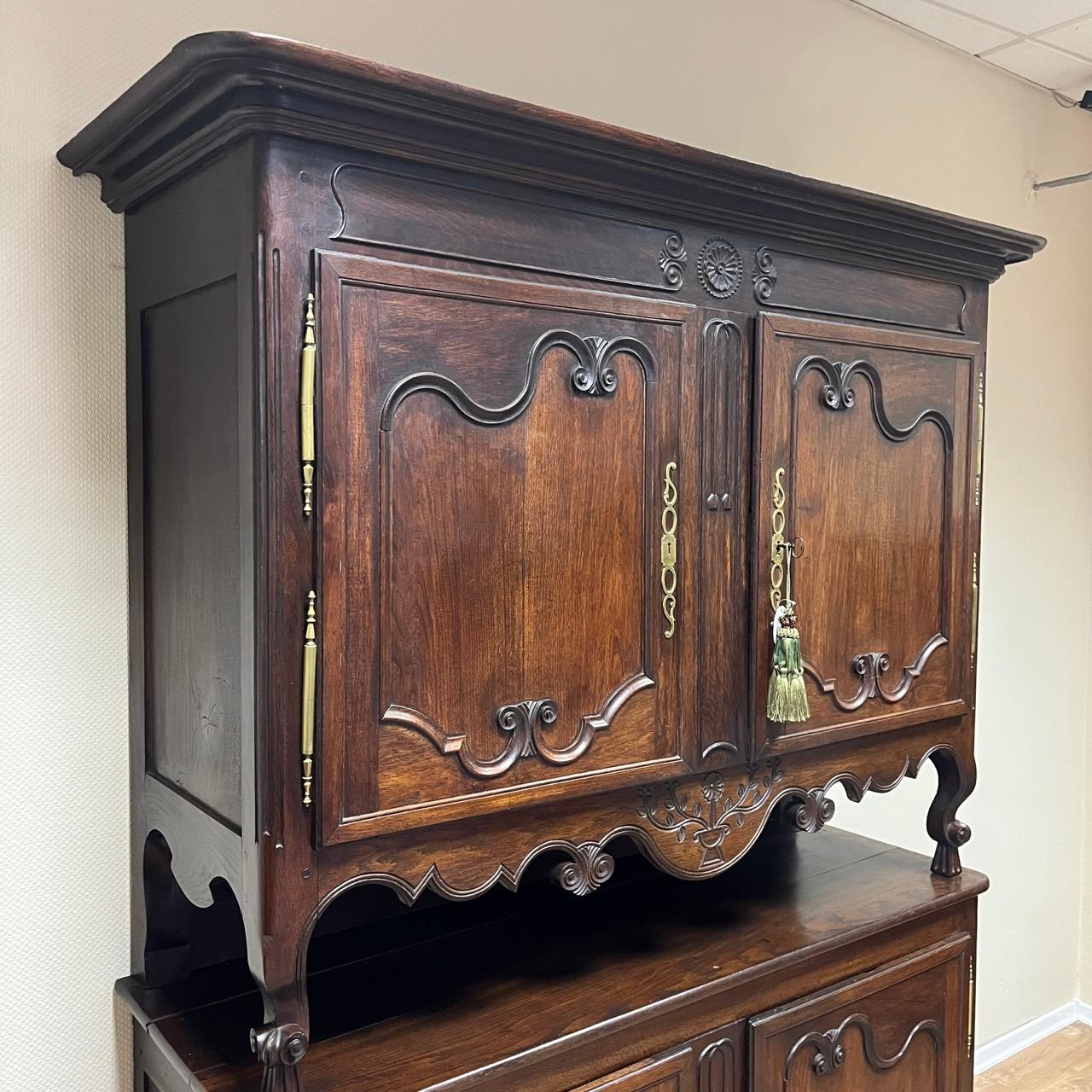 ✓ Taille impressionnante
✓ Belle patine vieillie
✓ Matériaux de haute qualité

Dimensions : L : 166cm H : 232cm P : 65cm L : 166cm H : 232cm P : 65cm

Article : Buffet
Numéro d'article : 625
Epoch : Louis Quinze I France vers 1750
MATERIAL :
