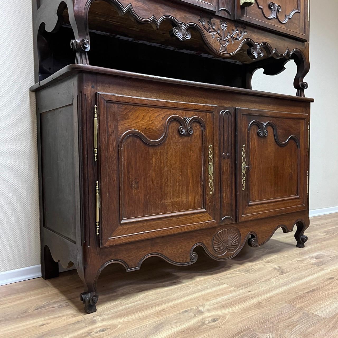 Louis XV Gigant - Buffet ancien  Meubles bretons vers 1750  Châtaignier massif en vente
