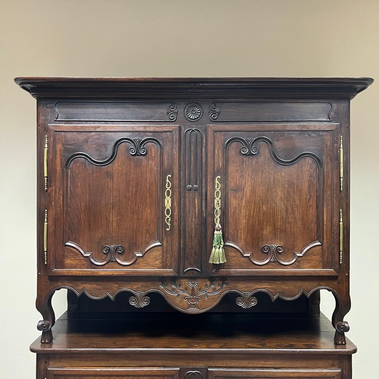 XVIIIe siècle Gigant - Buffet ancien  Meubles bretons vers 1750  Châtaignier massif en vente