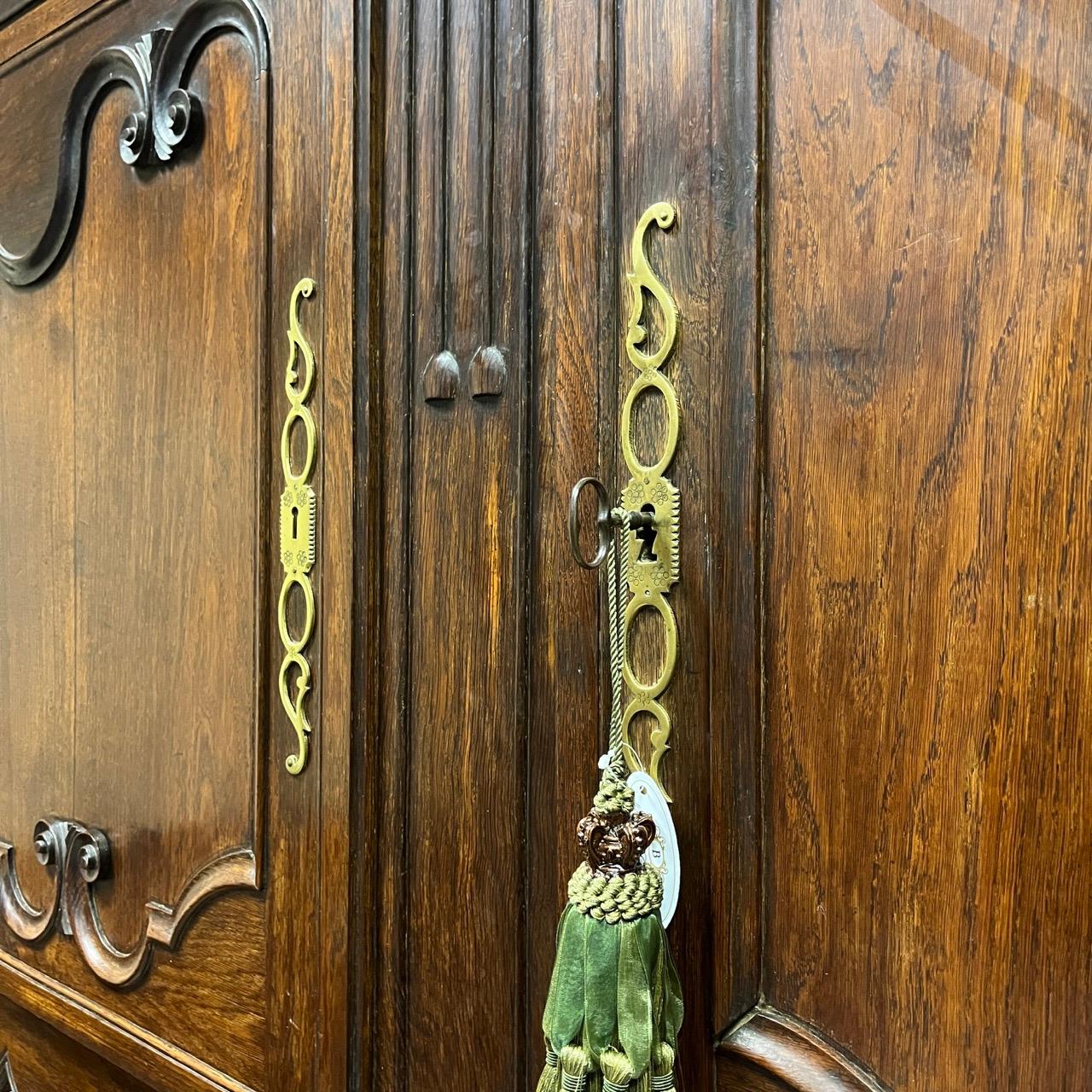 Gigant - Buffet ancien  Meubles bretons vers 1750  Châtaignier massif en vente 1