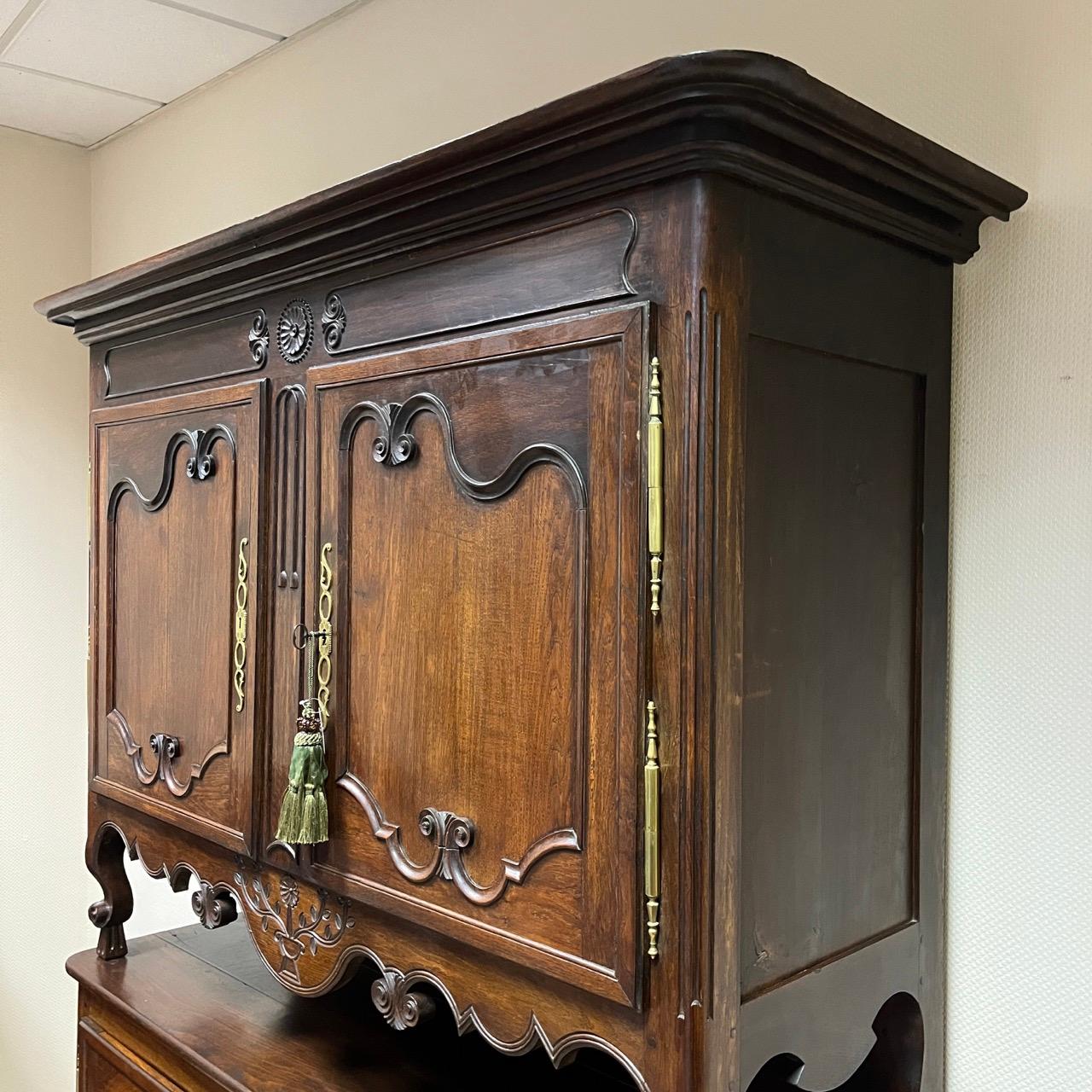Gigant - Buffet ancien  Meubles bretons vers 1750  Châtaignier massif en vente 2