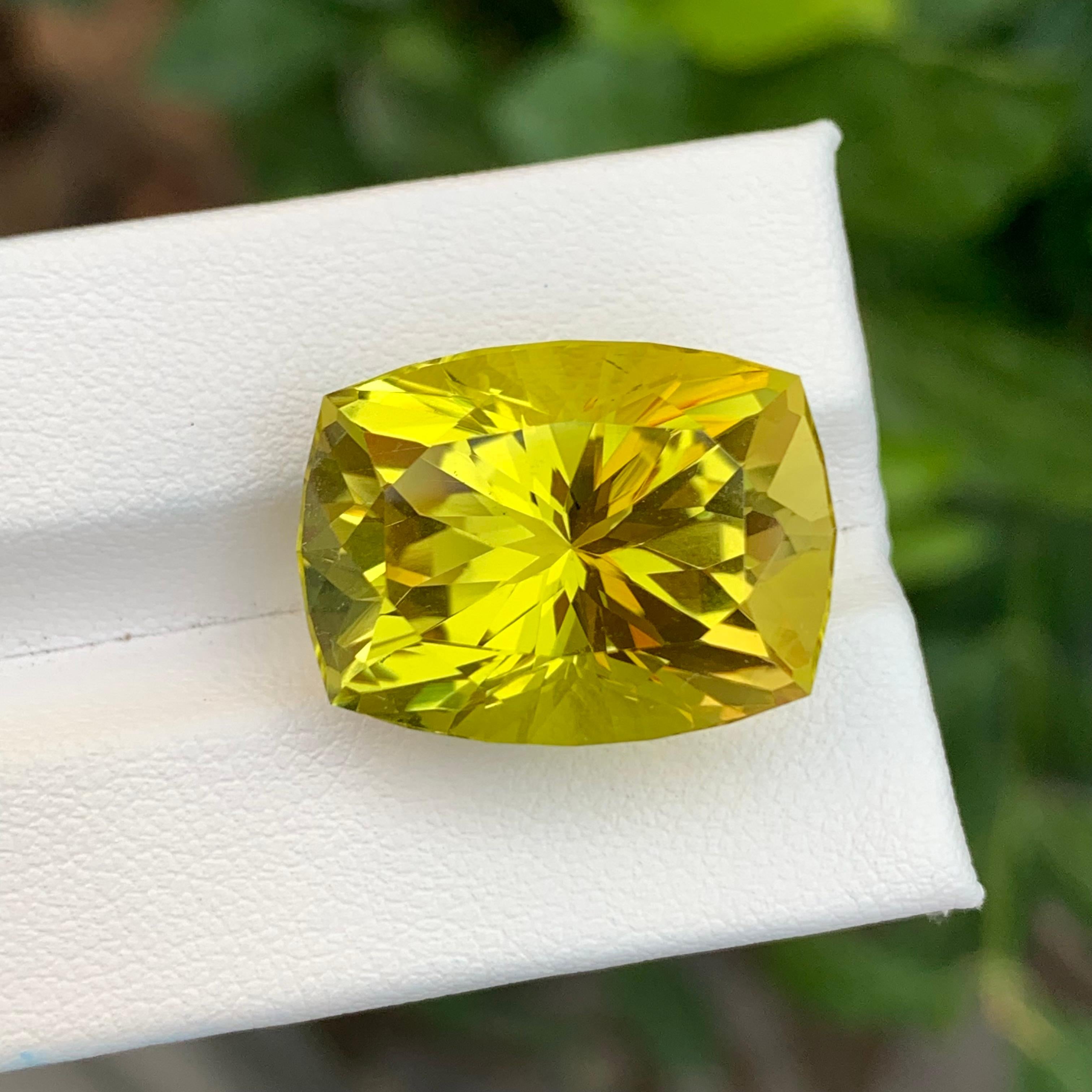 Taglio brillante Gigantesco quarzo limone sfaccettato con taglio fantasia da 27,85 carati in vendita