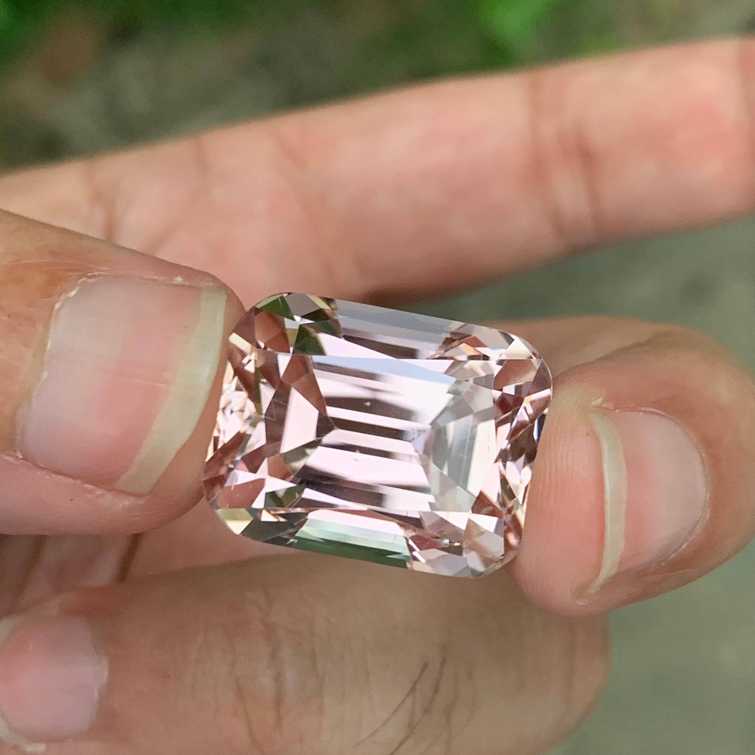 Kunzite à facettes 
Poids : 44,40 carats
Dimension : 21x15.8x15.3 Mm
Origine : Kunar Afghanistan 
Forme : Coussin
Couleur : Rose très clair
Traitement : Couleur chauffée
Certificat : Sur demande du client

NOTE : Nous avons photographié cette