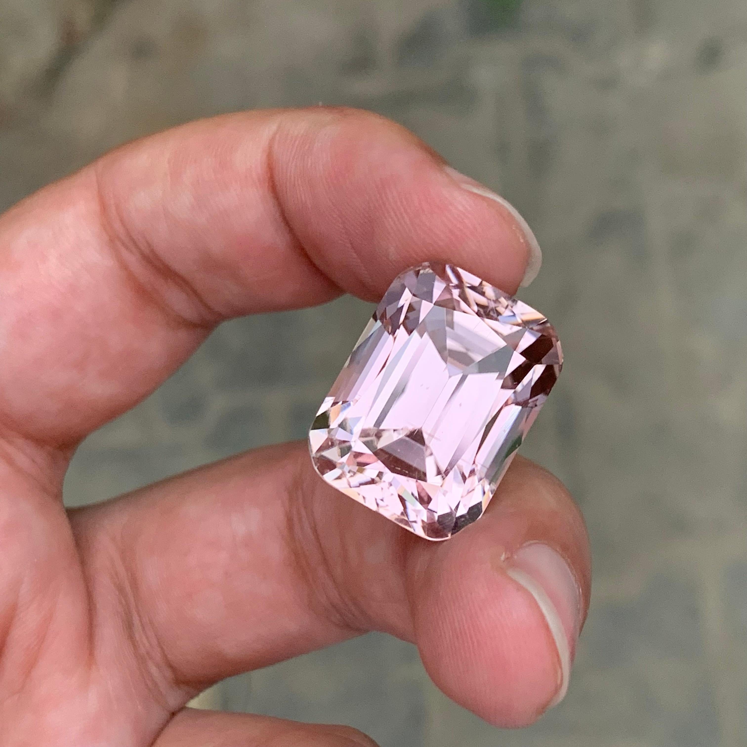 Arts and Crafts Gigantesque Kunzite de 44,40 carats en forme de coussin en vente