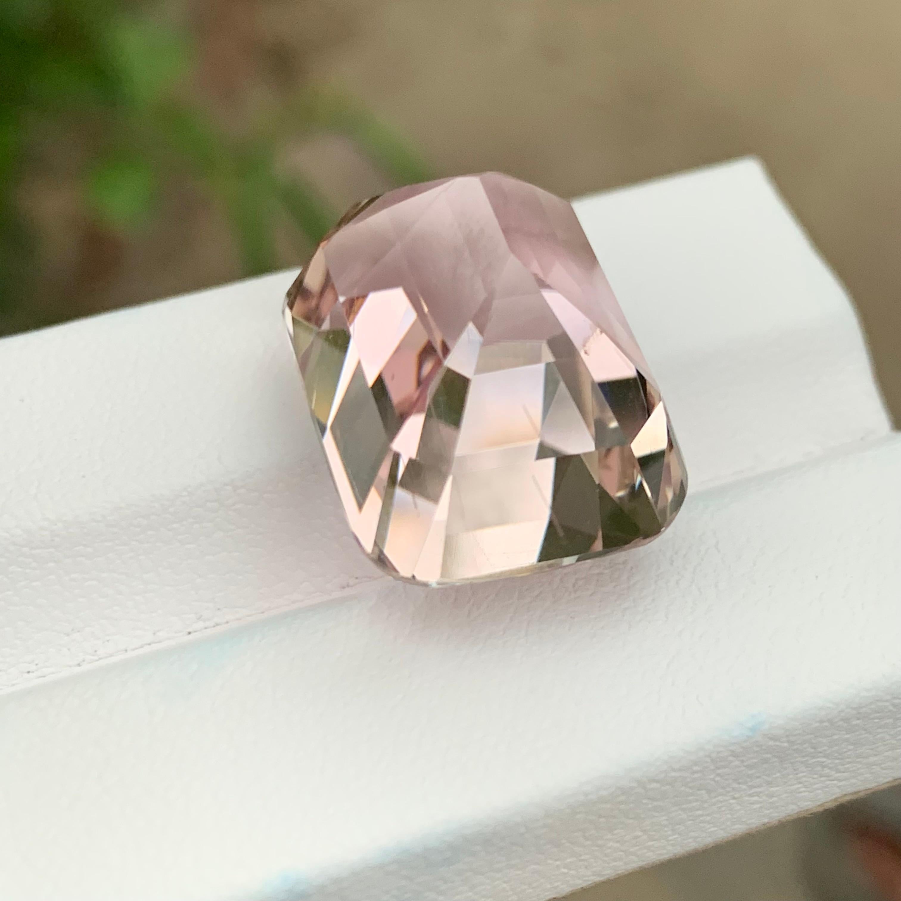 Taille coussin Gigantesque Kunzite de 44,40 carats en forme de coussin en vente